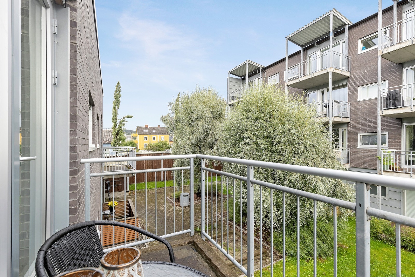 Fra stuen har du utgang til denne hyggelige balkongen. Galleribilde