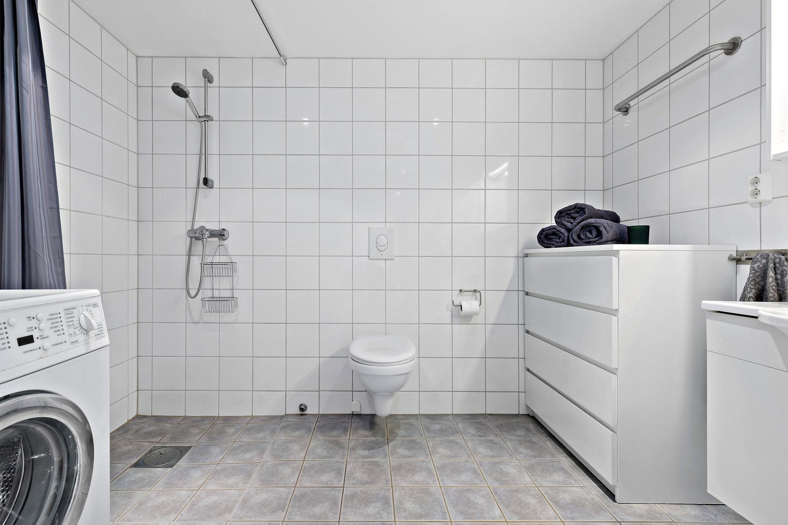 Badet er flislagt og utstyrt med alt man trenger. Galleribilde