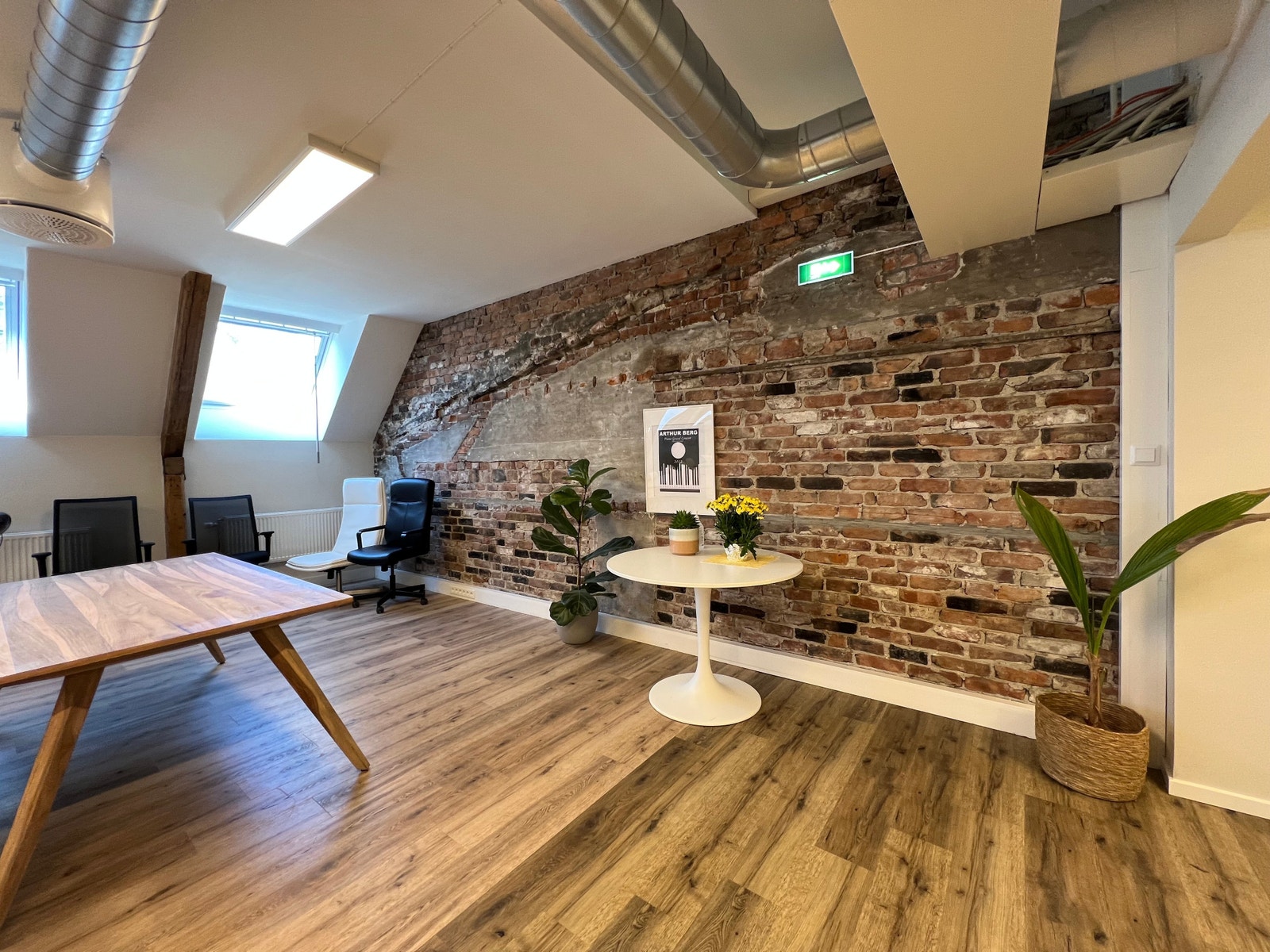 Flere teglvegger i arealet Galleribilde