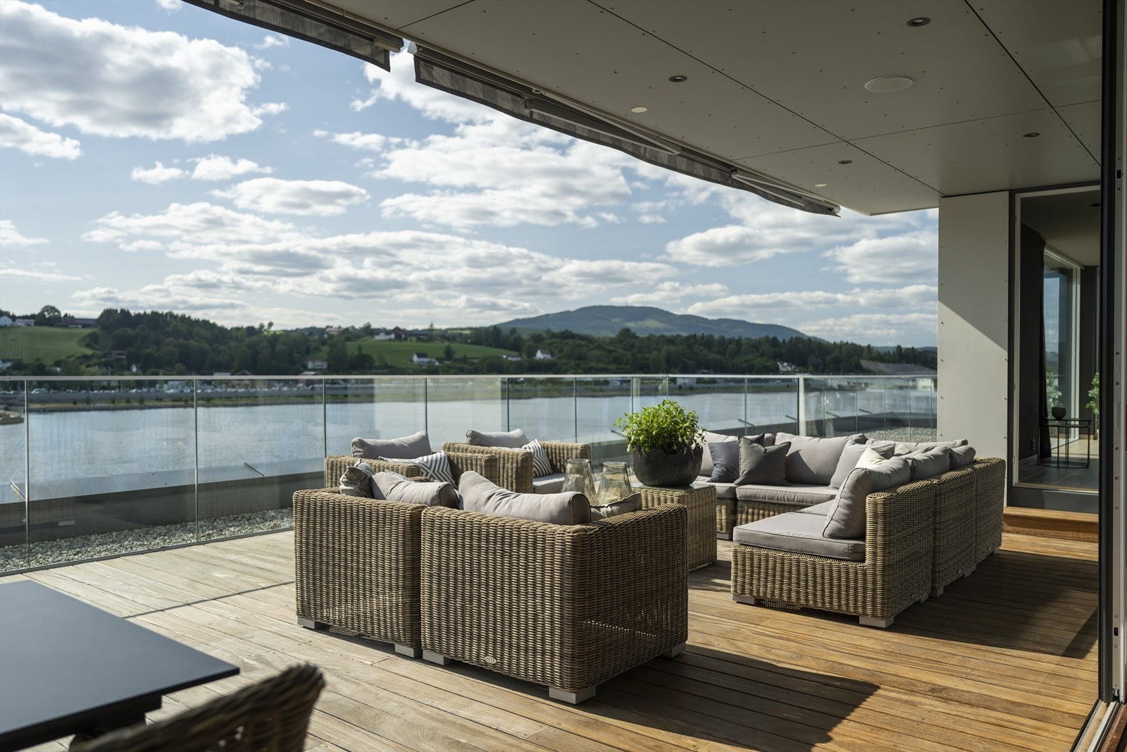 Denne eksklusive toppleiligheten er omkranset av en takterrasse på døye 225 kvm - her kan du nyte solen fra morgen til kveld, samt trekke deg tilbake i skyggen om du trenger det. Galleribilde