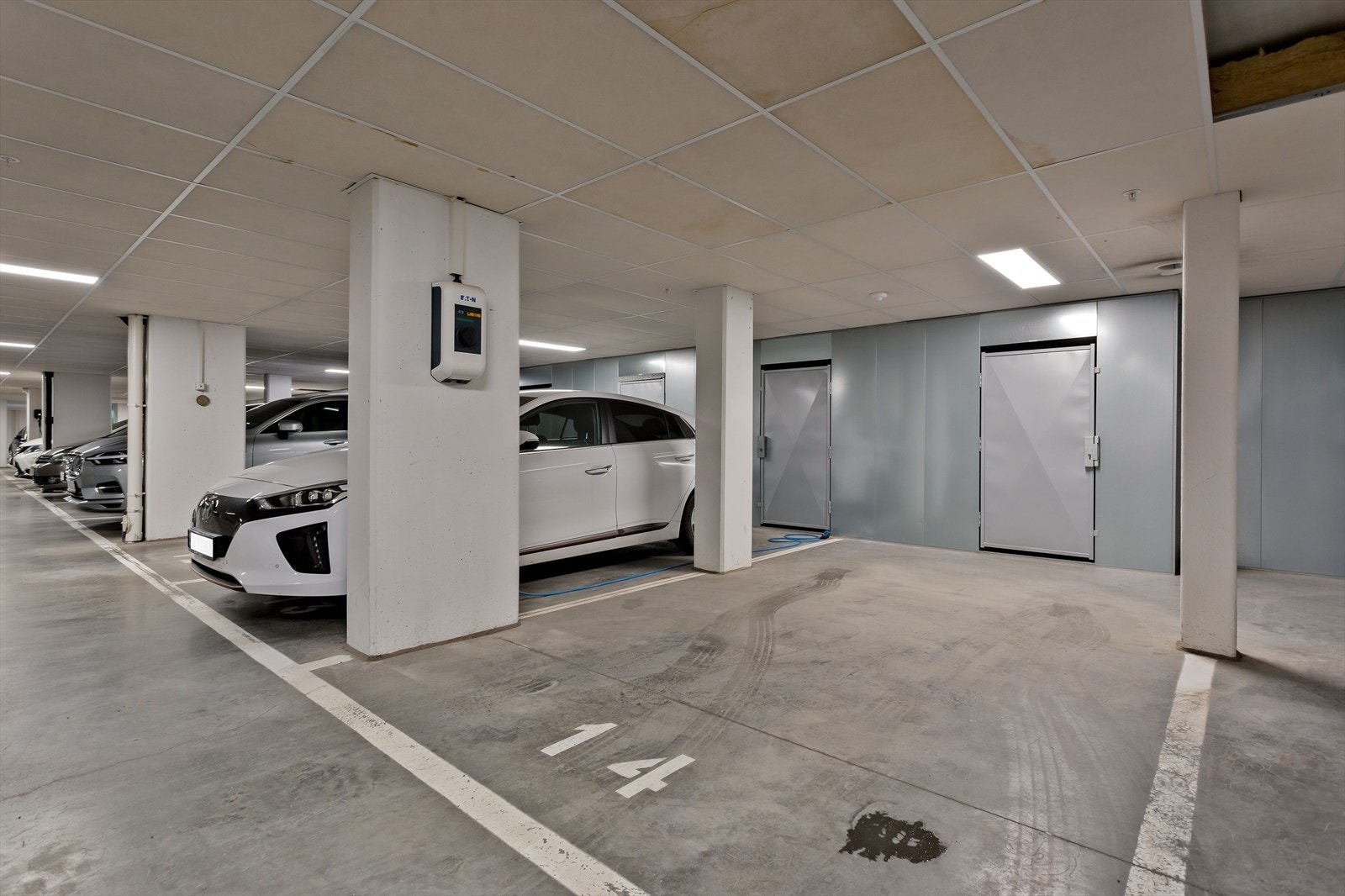 Det medfølger to garasjeplasser hvor det montert elbillader. Galleribilde