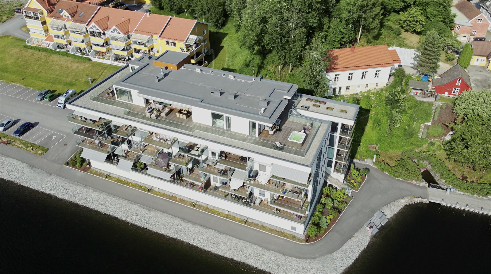 Togstasjonen på Eidsvoll ligger kun en liten spasertur unna. Her kommer du deg til Gardermoen på ca. 10 min og Oslo S på ca. 35 min. Galleribilde