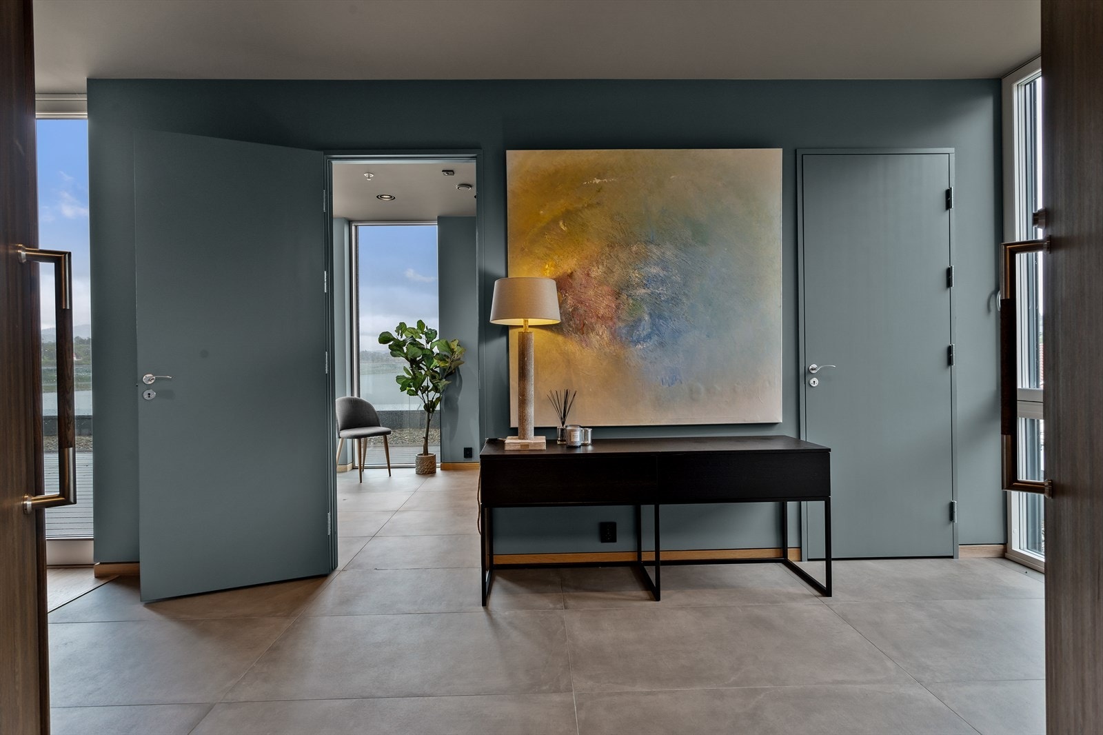 Hallen er romslig, hvor du har egen garderobe til gjestene, samt gjestetoalett. Galleribilde