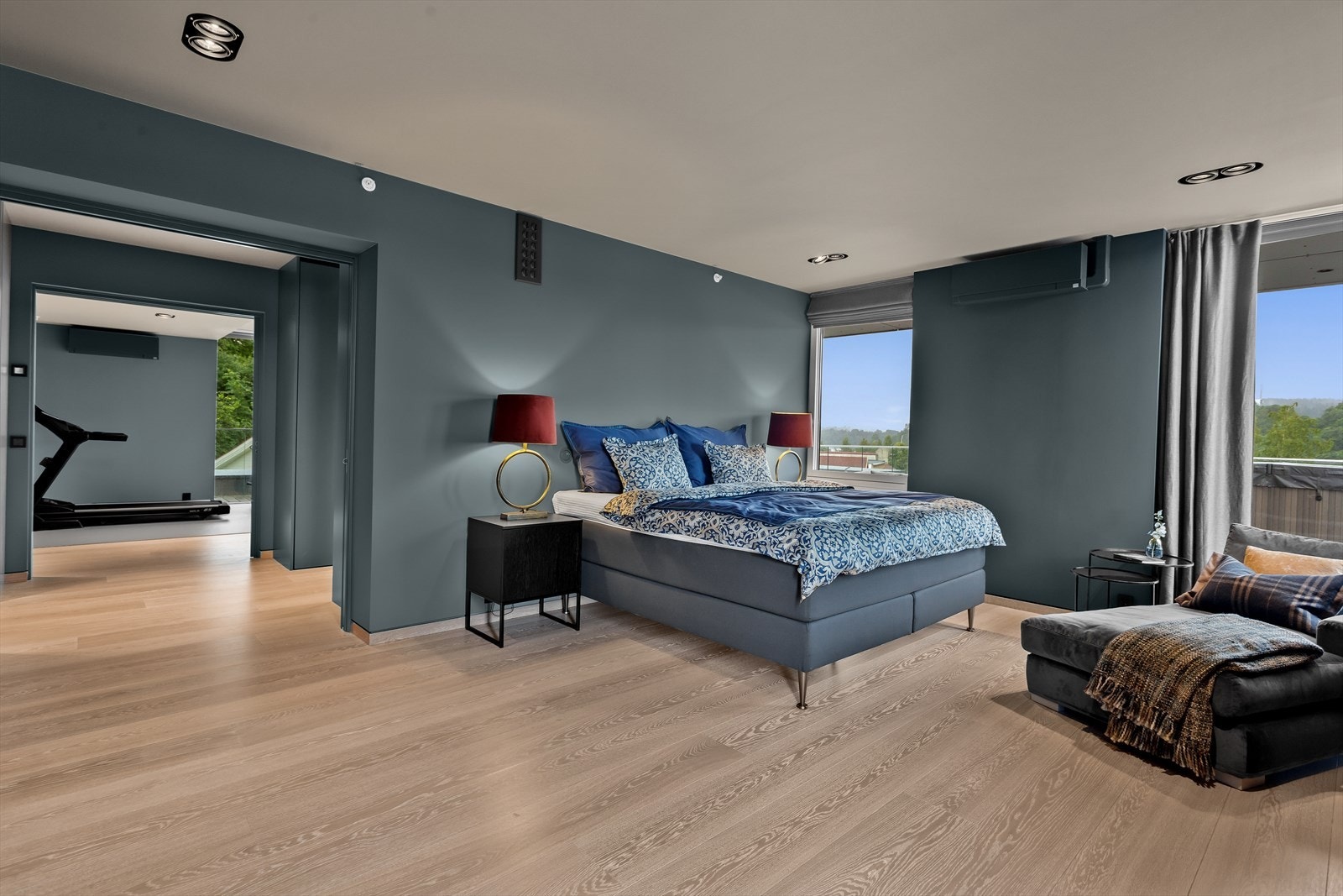 Hovedsoverommet har suiteløsning med eget bad, walk-in-closet og utgang til takterrassen. Galleribilde