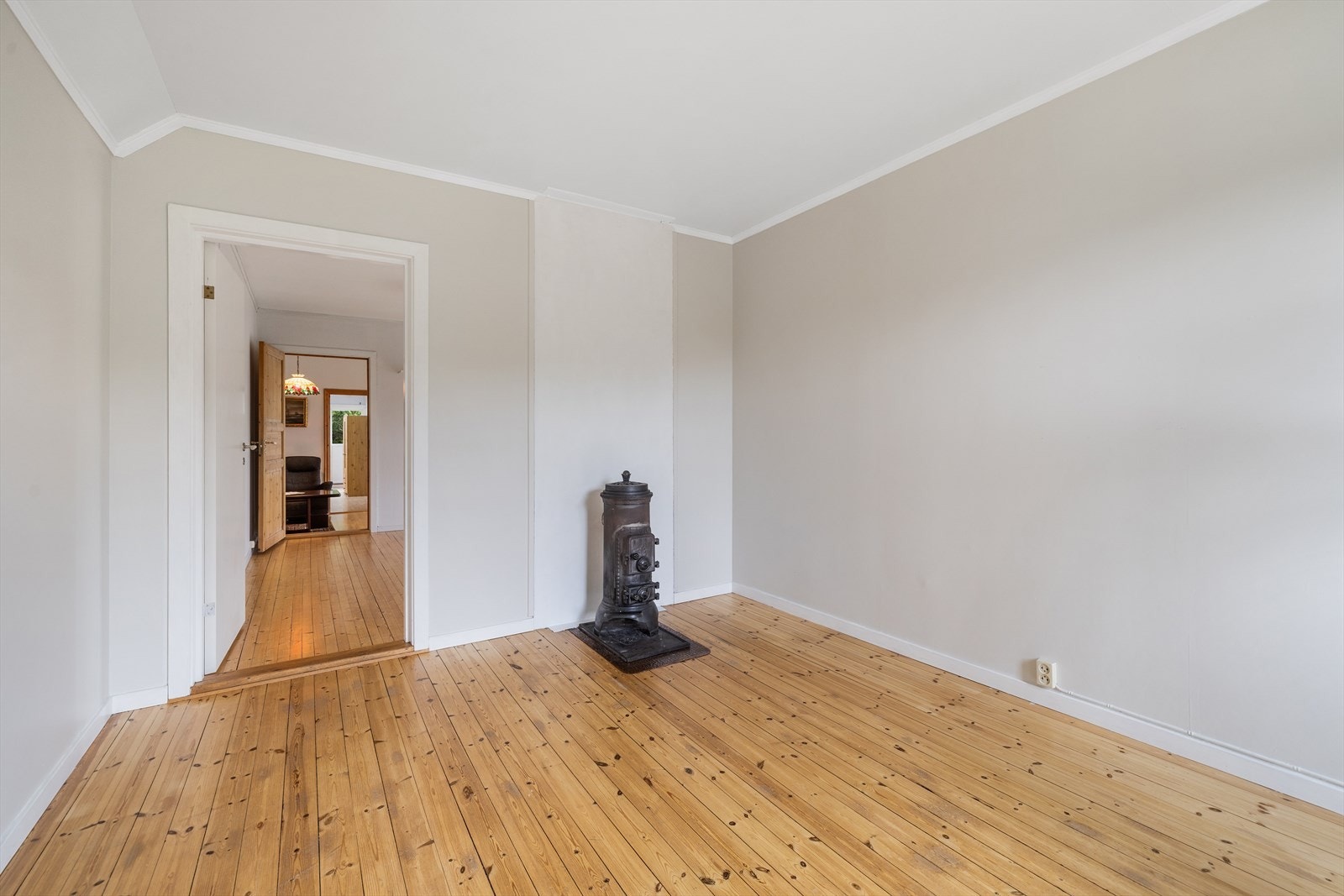 Soverom nr. 2 - Soverommene har god plass til både dobbeltseng og garderobe. Galleribilde