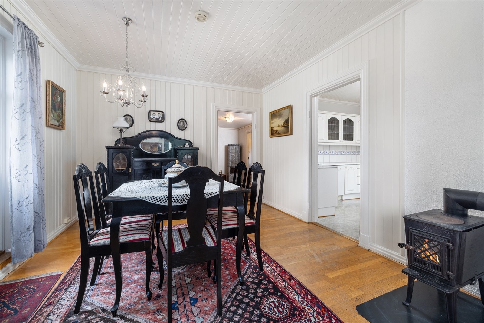 Kjøkken og spisestue ligger praktisk til vegg i vegg. Galleribilde