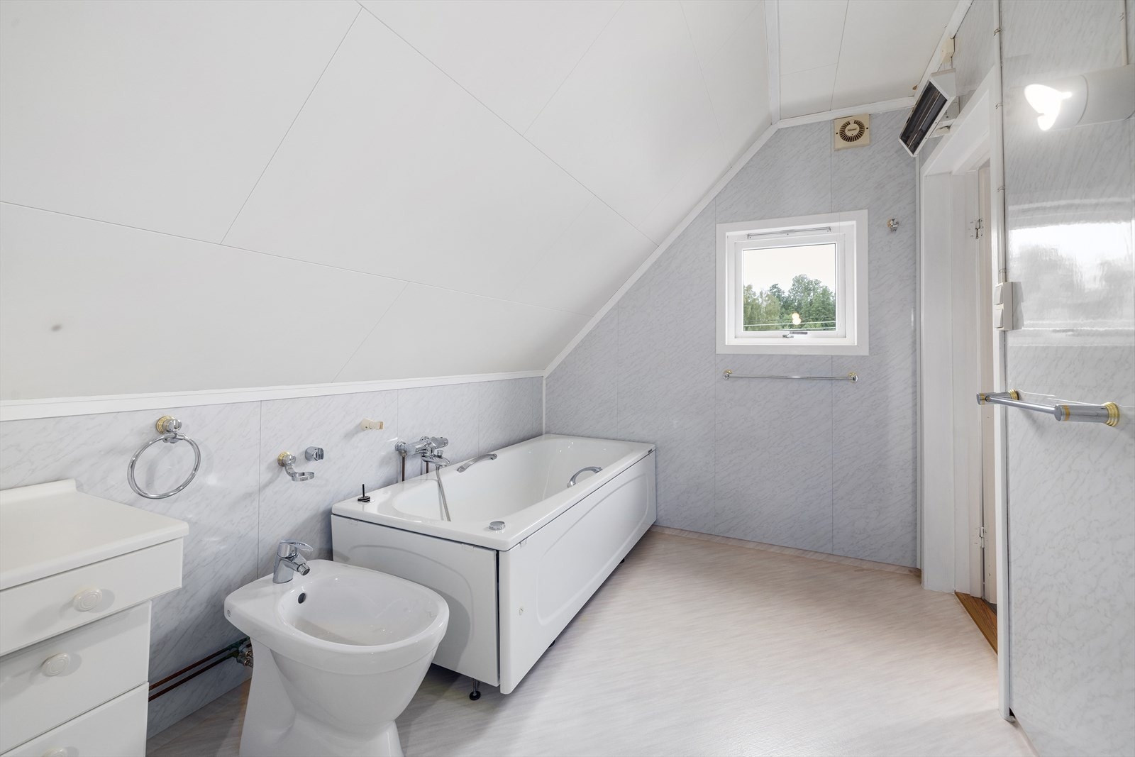 Badet i 2. etasje er innredet med badekar med dusj, bidé, frittstående toalett og servantinnredning. Galleribilde