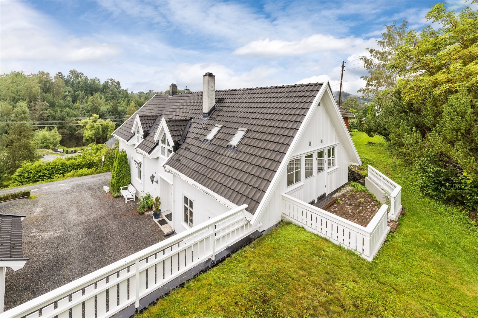 Sjarmerende enebolig på stor tomt. Galleribilde