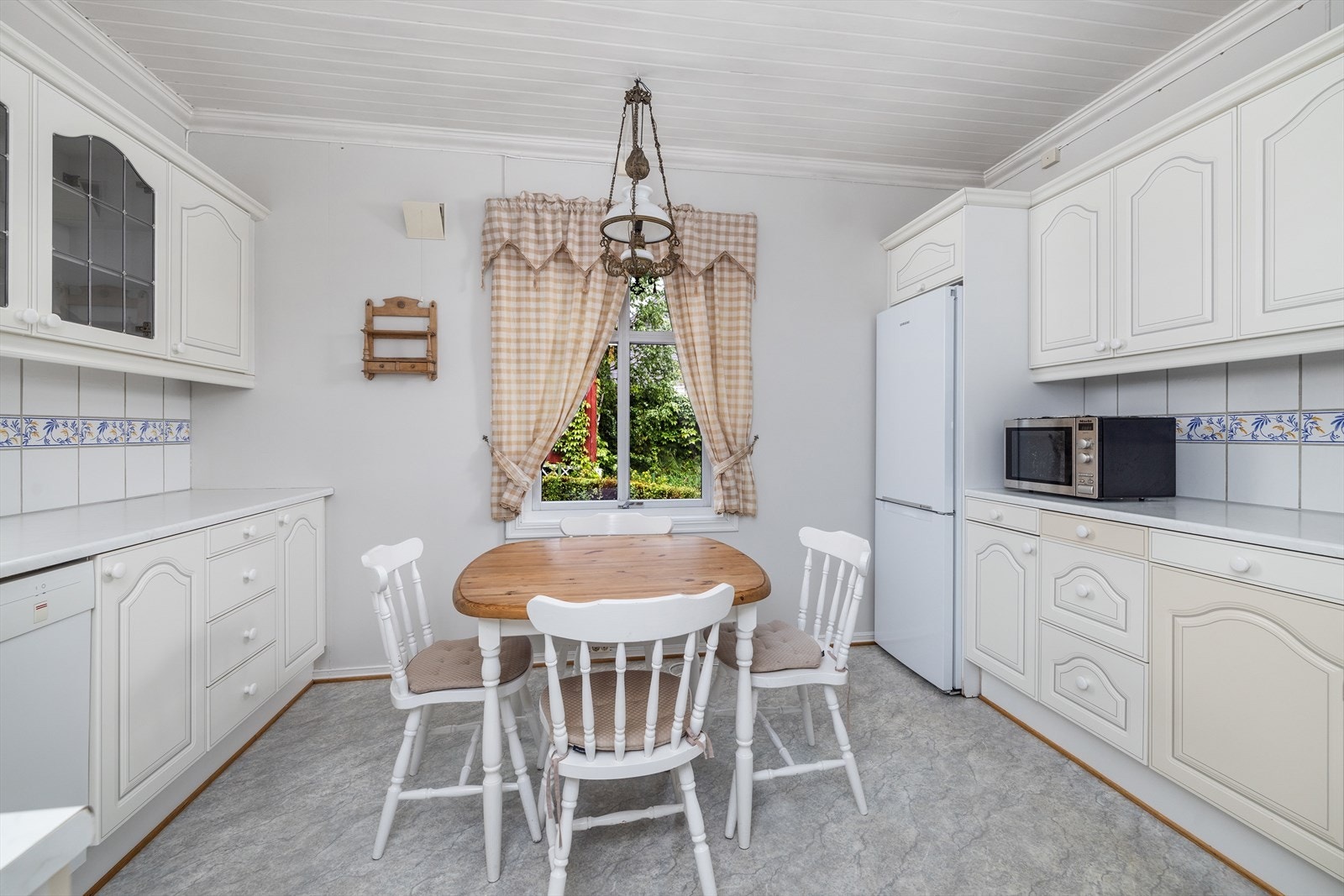 Det er god benke- og skapplass, samt plass til et kjøkkenbord. Galleribilde