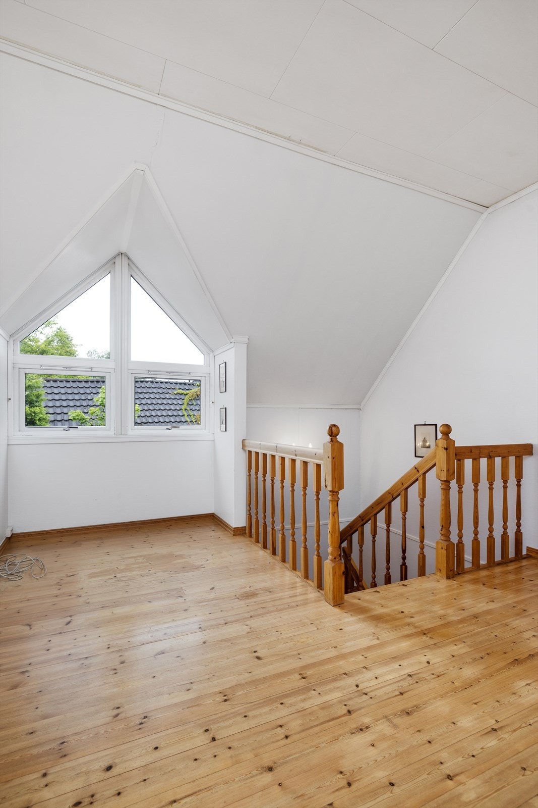 Et flott rom med mye naturlig lys og god takhøyde. Galleribilde