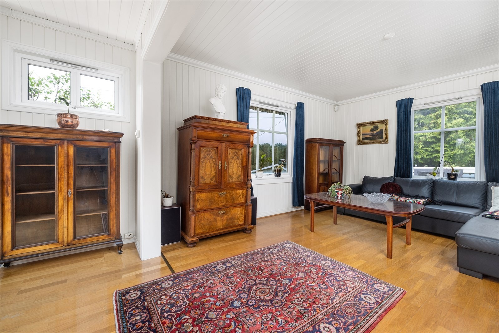 Parkett på gulv, og panel i tak og på vegger. Galleribilde