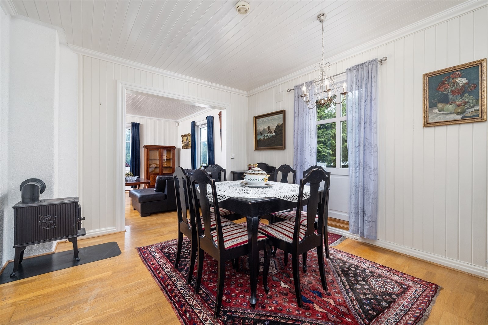 Spisestuen har god plass til å samle familie og venner. Galleribilde