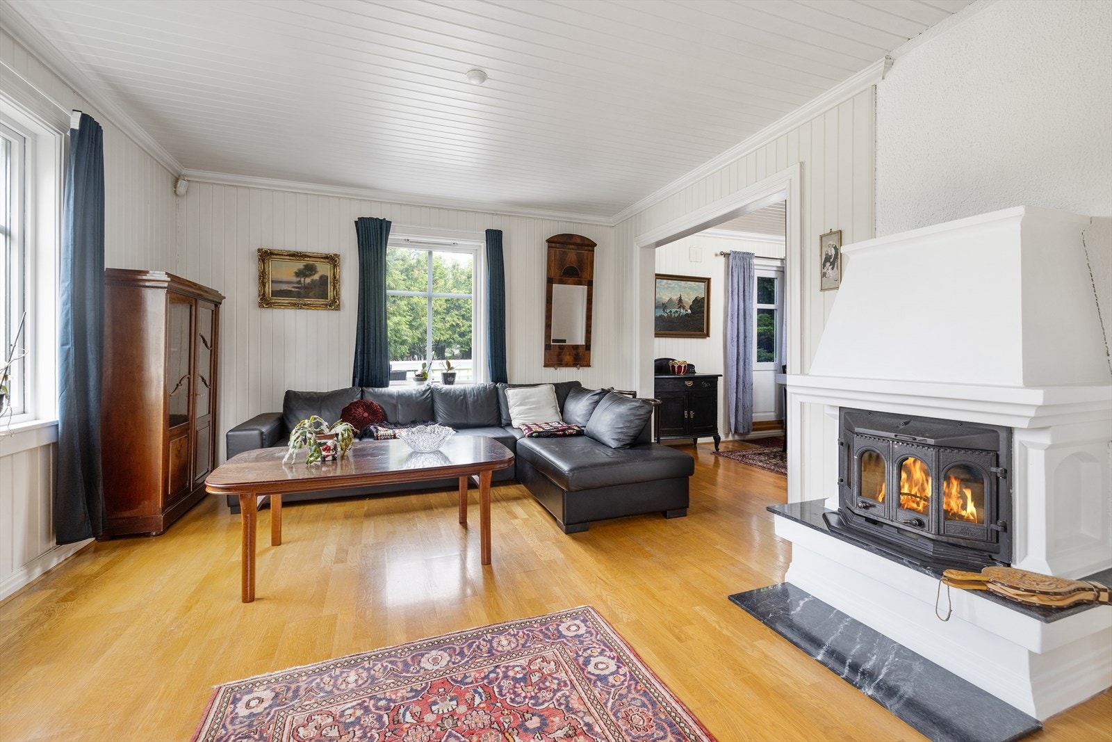 I stuen er det en innmurt peisinnsats. Galleribilde