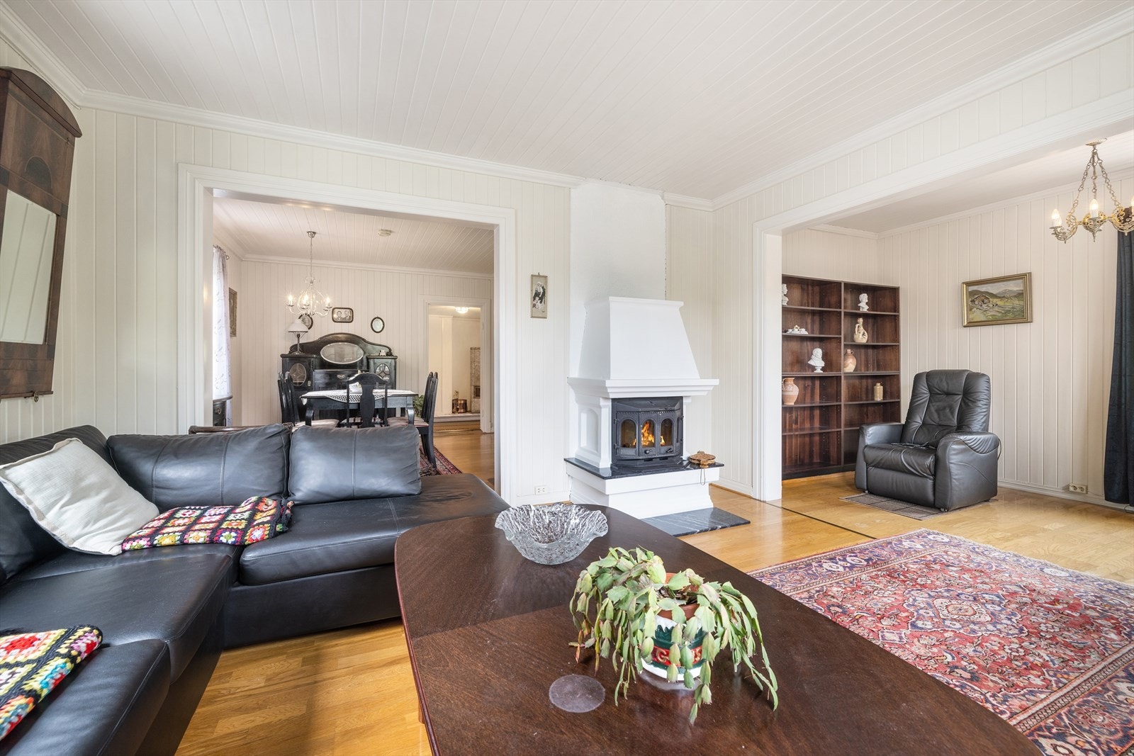 Boligen har en koselig stue, med flere soner og god plass for møblering. Galleribilde