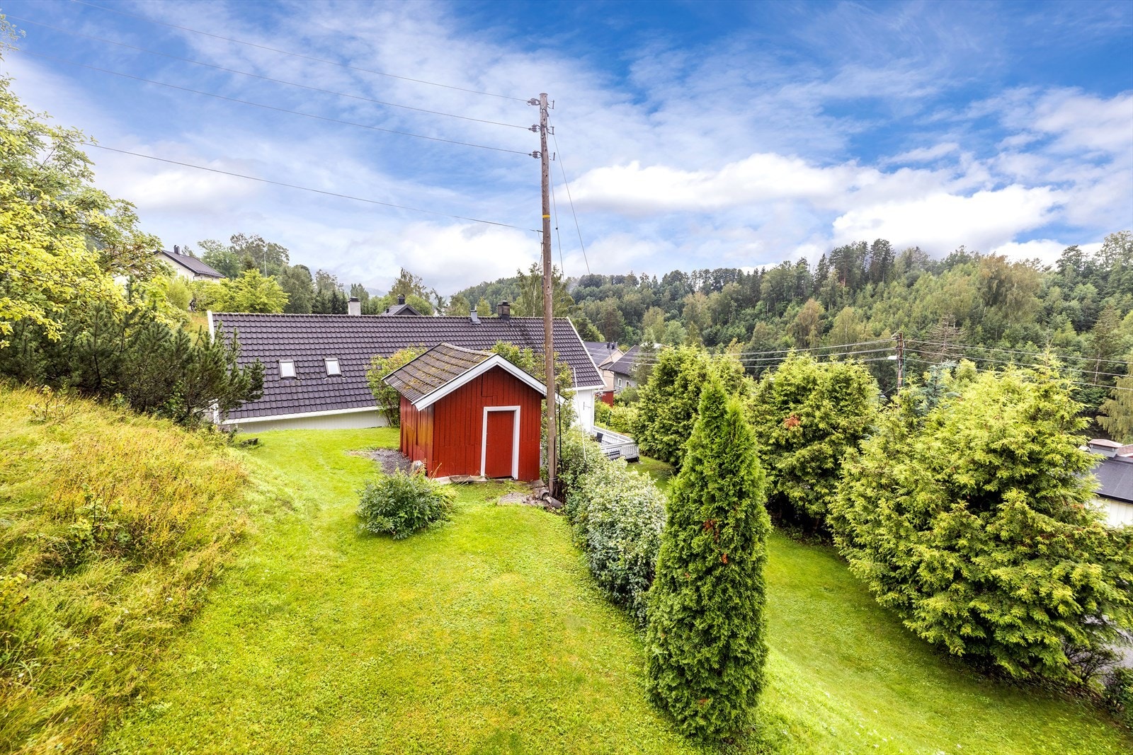 Kort vei til Åmot sentrum med blant annet kjøpesenter, idrettsanlegg, bensinstasjoner, helsesenter, ungdoms- og videregående skoler. Galleribilde