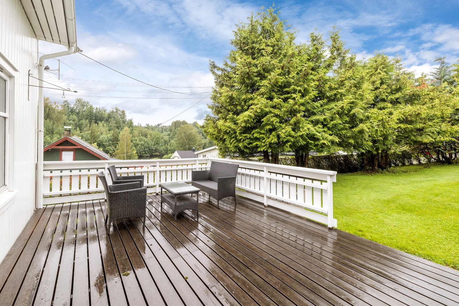 Eiendommen ligger i sentrumsområdet av Strandgata med umiddelbar nærhet til KIWI og kort gangavstand til andre butikker beliggende på Åmot's vestside. Galleribilde