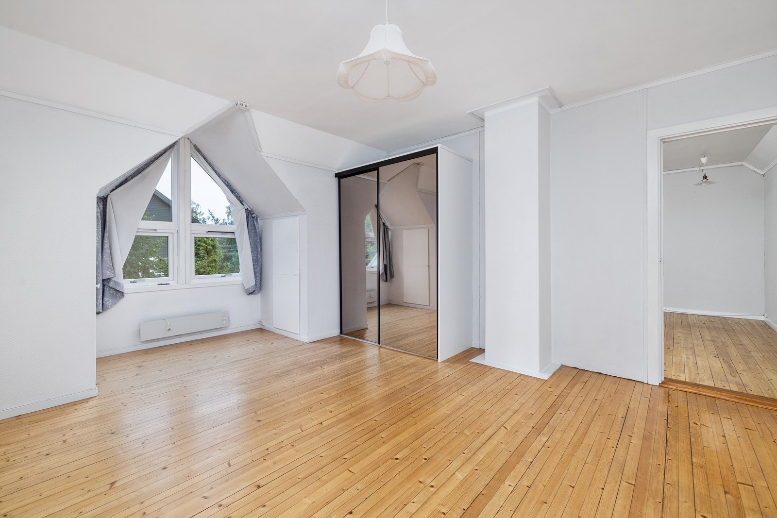 Soverom nr. 1 - 2. etasje byr på 4 soverom, som alle er store. Galleribilde