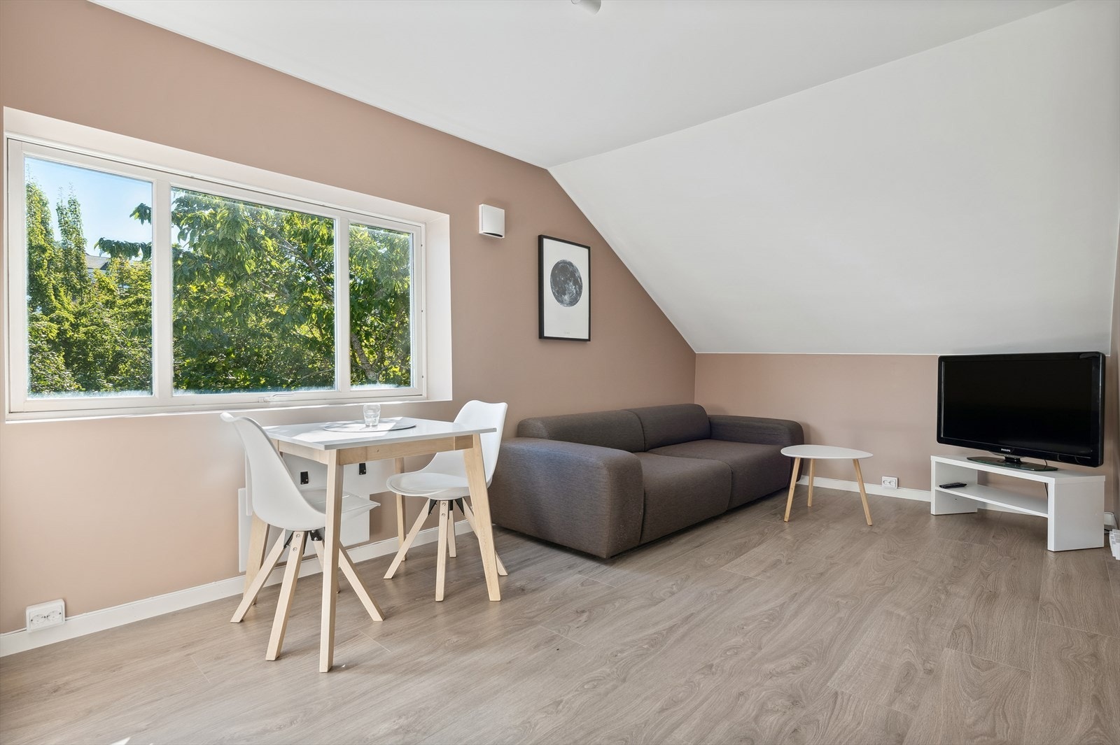 Det er adkomst til boligens andre etasje, via utvendig dør og trapp som fører deg opp i boligens andre etasje. Galleribilde