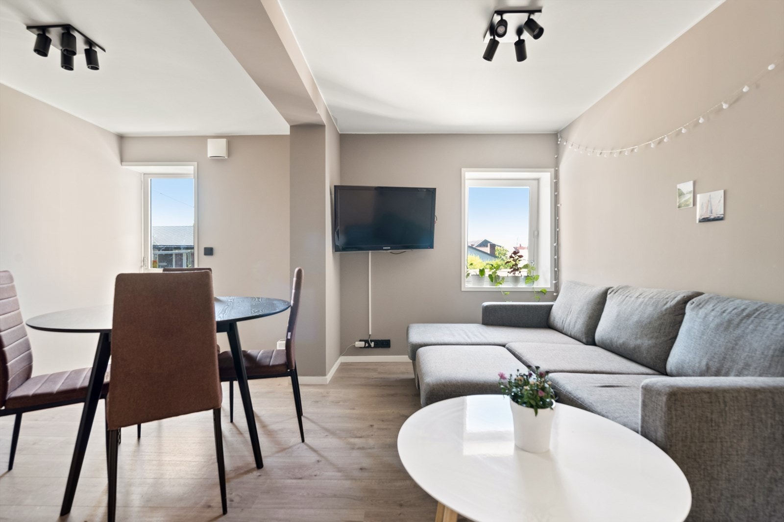 Denne delen av boligen er pusset opp i nyere tid og byr på vegger malt i moderne farge, pent gulv og himling er lyssatt. Galleribilde
