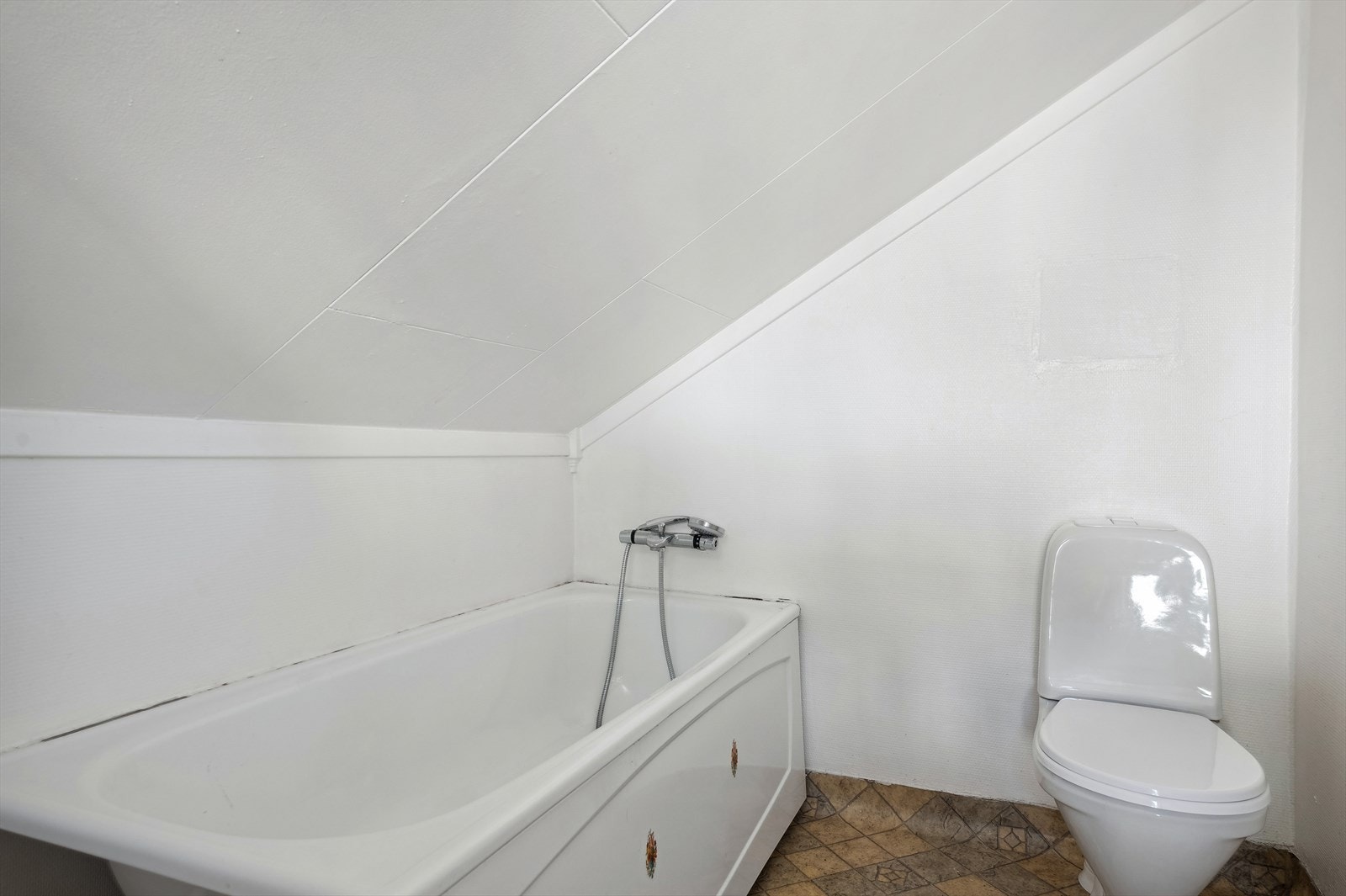 Badet i hybelen er av ukjent alder, og har behov for oppgradering. Galleribilde