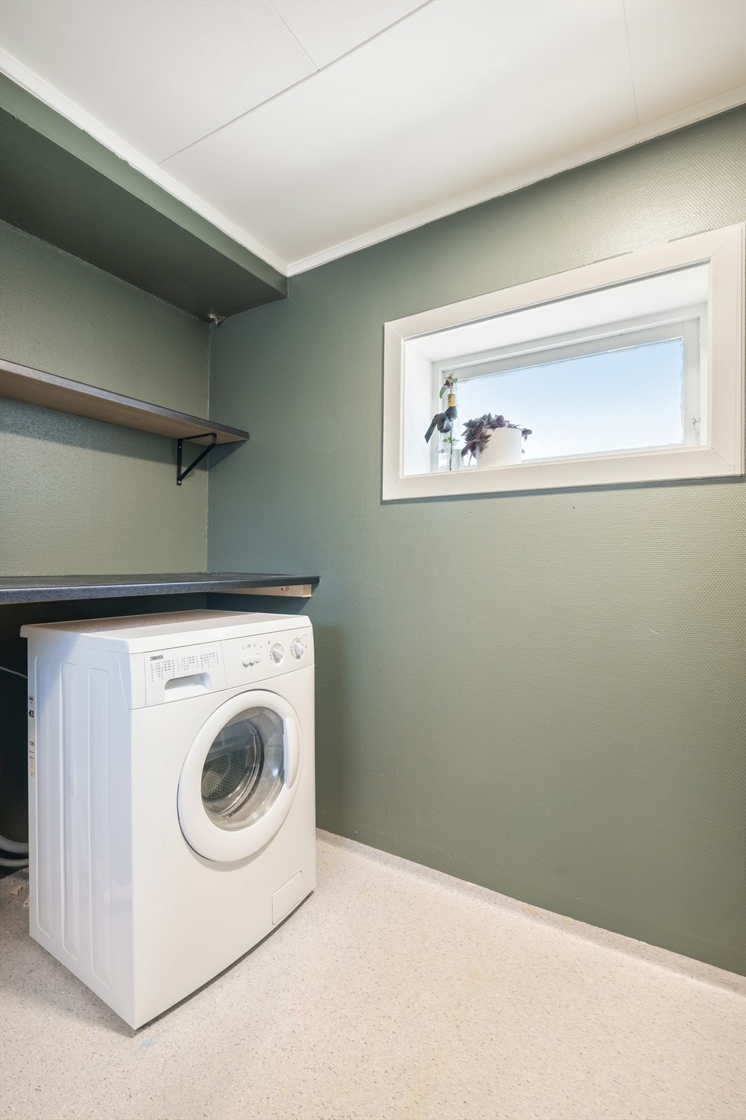 Det er opplegg for vaskemaskin på badet i første etasje og varmekabler i gulv. Galleribilde