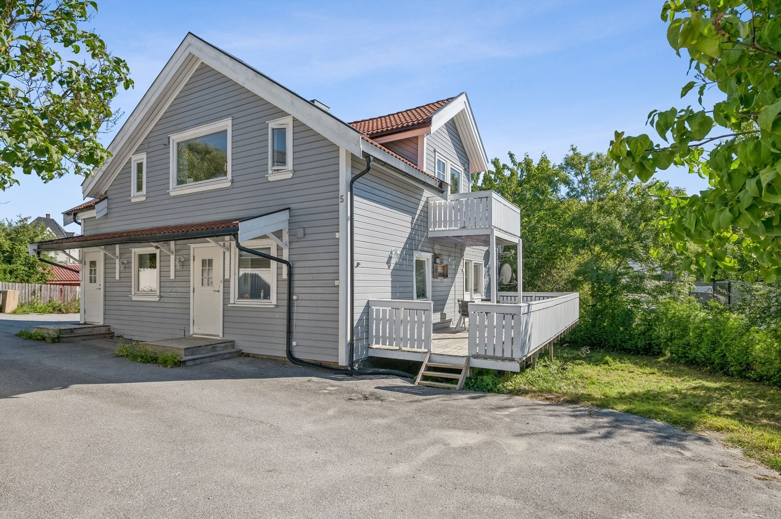 Det gjøres oppmerksom på at beskrivelse av eiendommen er basert på den faktiske situasjonen/bruken, slik den fremstår som i dag, da det ikke foreligger dokumentasjon i kommunens arkiver - se pkt. om ferdigattest for mer informasjon. Galleribilde