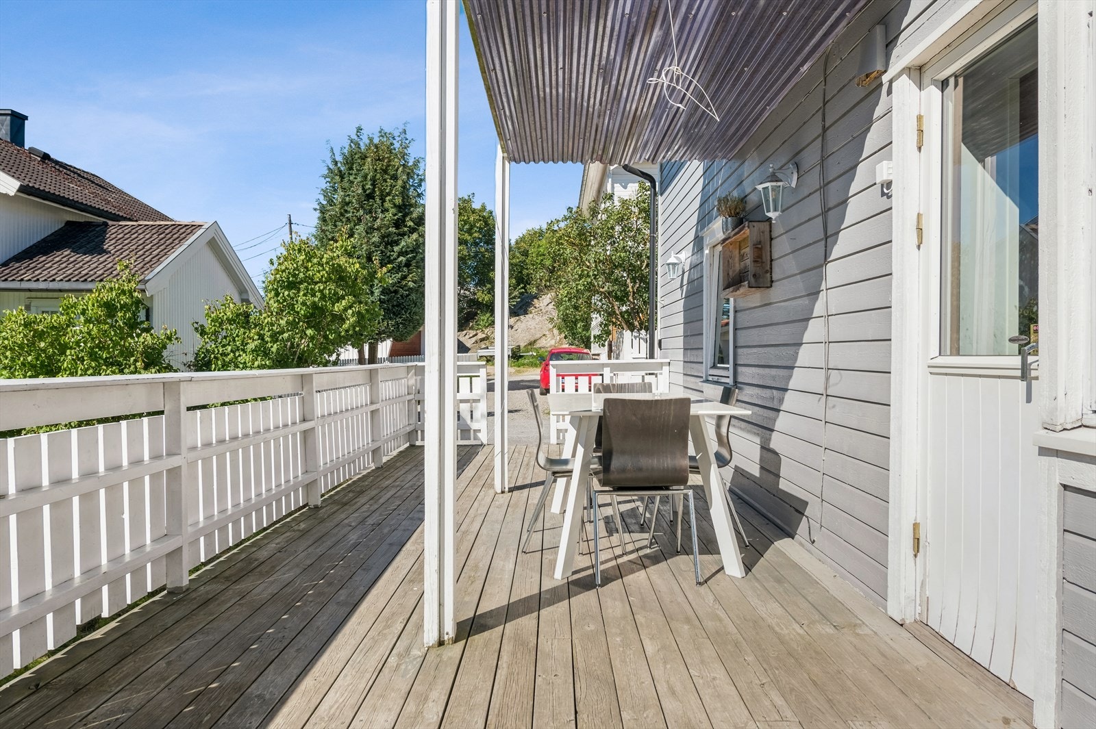 Fra stuen er det utgang til stor, solrik terrasse. Galleribilde