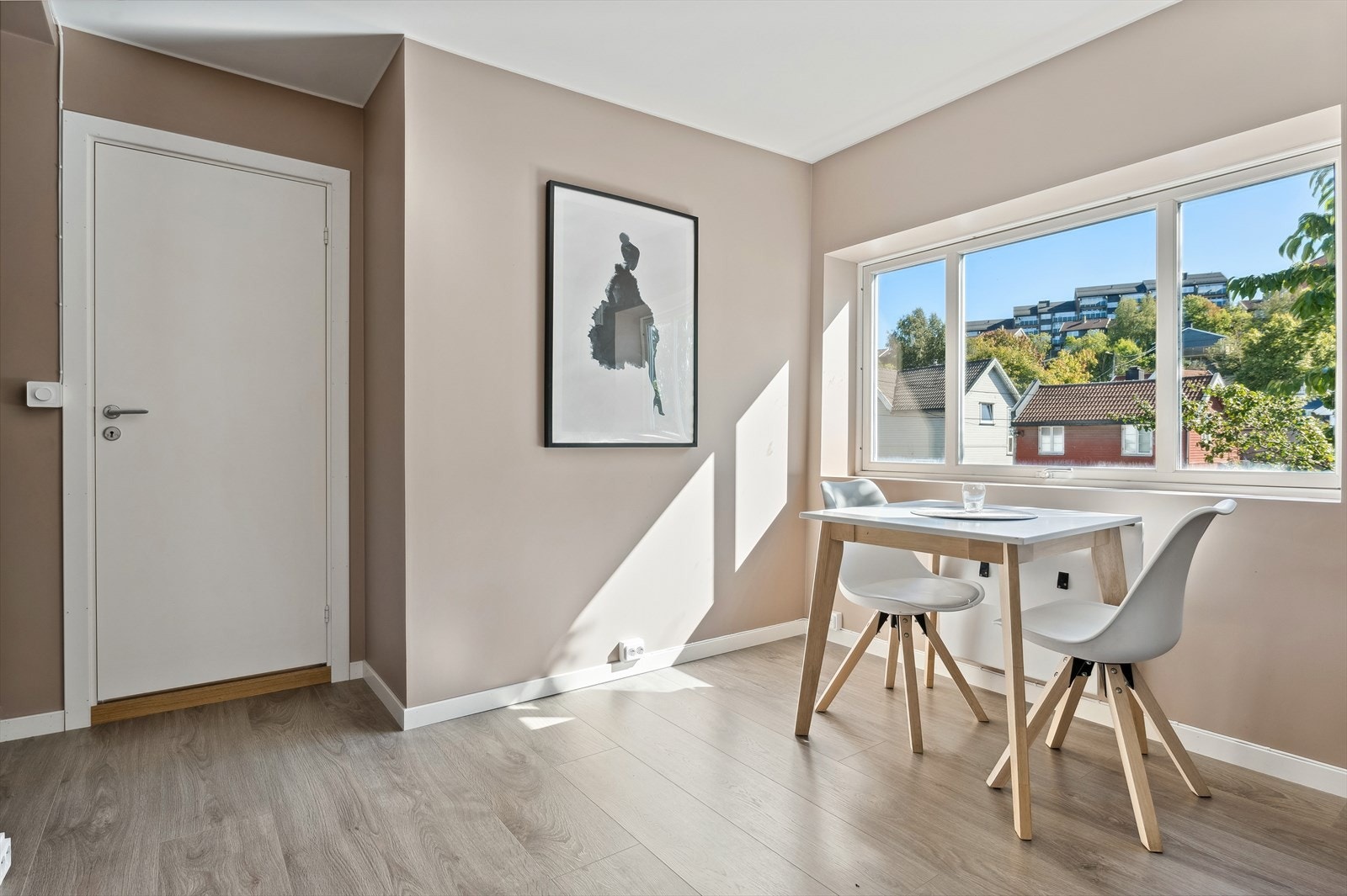 Videre byr denne delen av boligen på en leilighet med tilhørende hybel i samme etasje. Leiligheten har entrè, to soverom, kjøkken, bod, bad og stue. Galleribilde