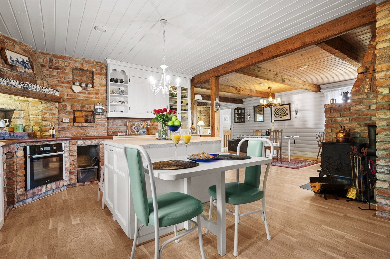 Kjøkkenet er et sentralt midtpunkt i denne helt spesielle boligen Galleribilde