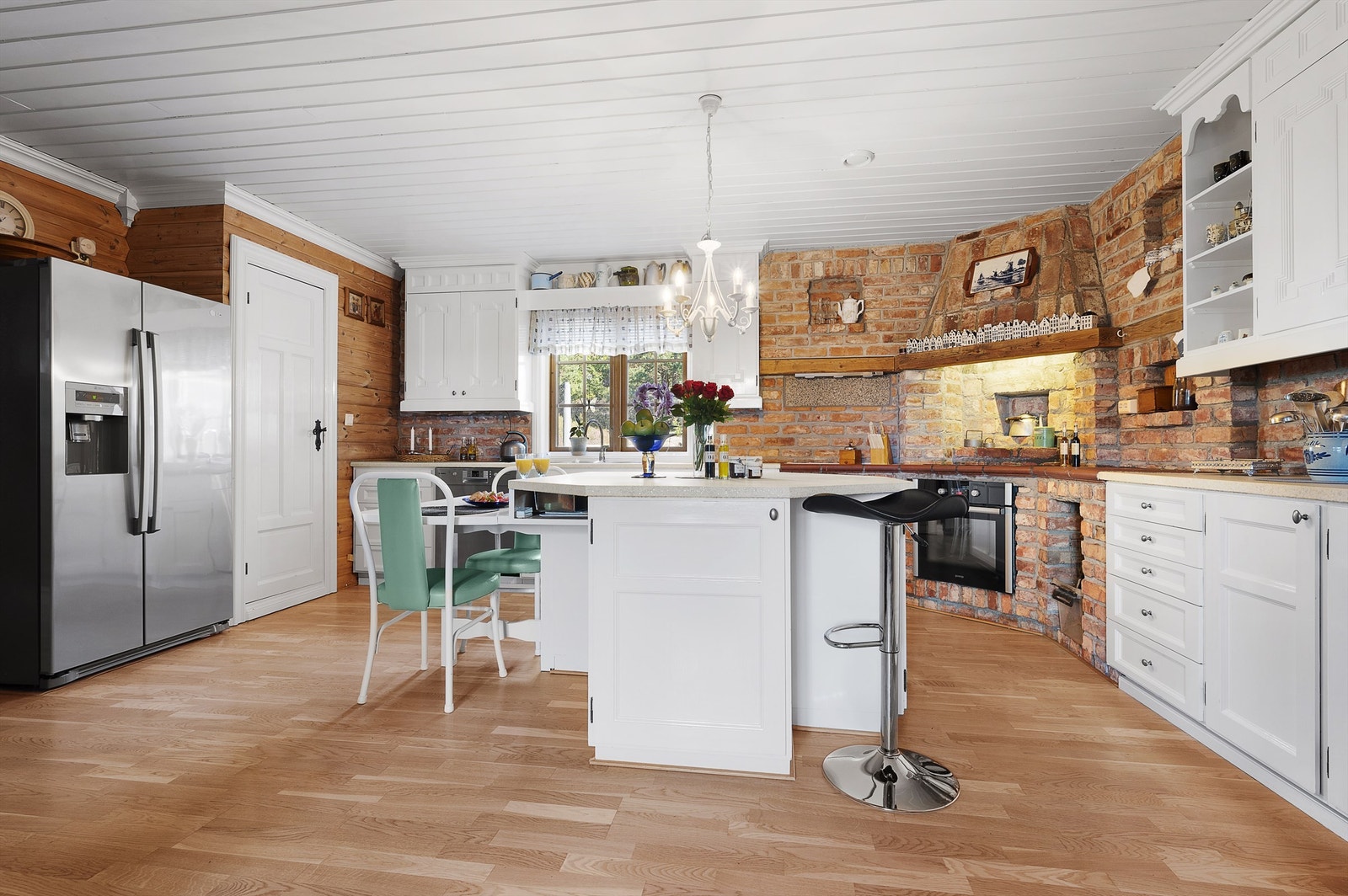 Kjøkkenet er stort og romslig i en helt særegen stil Galleribilde