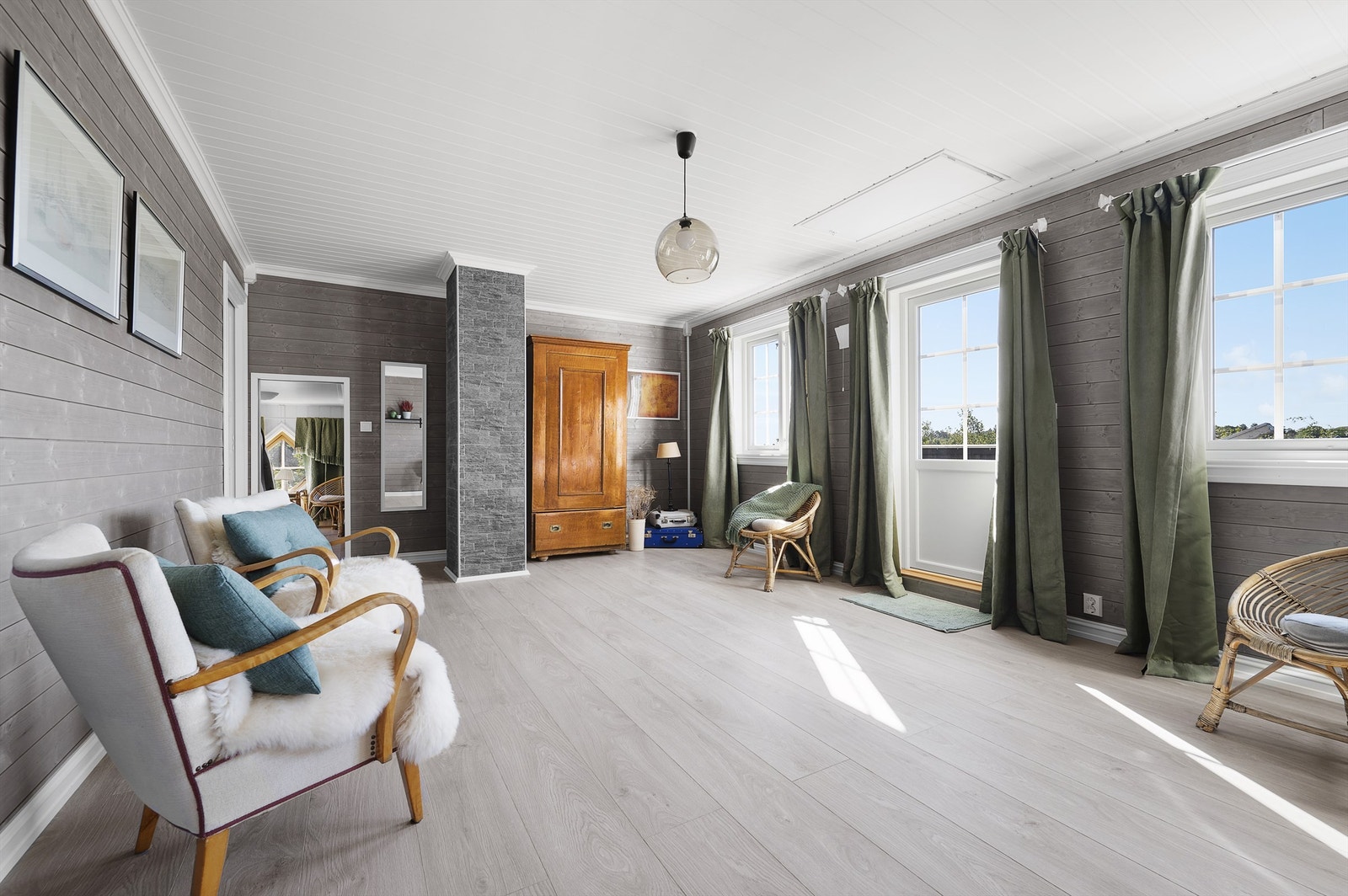 Master bedroom i boligens øverste etasje. Egen balkong og baderom Galleribilde