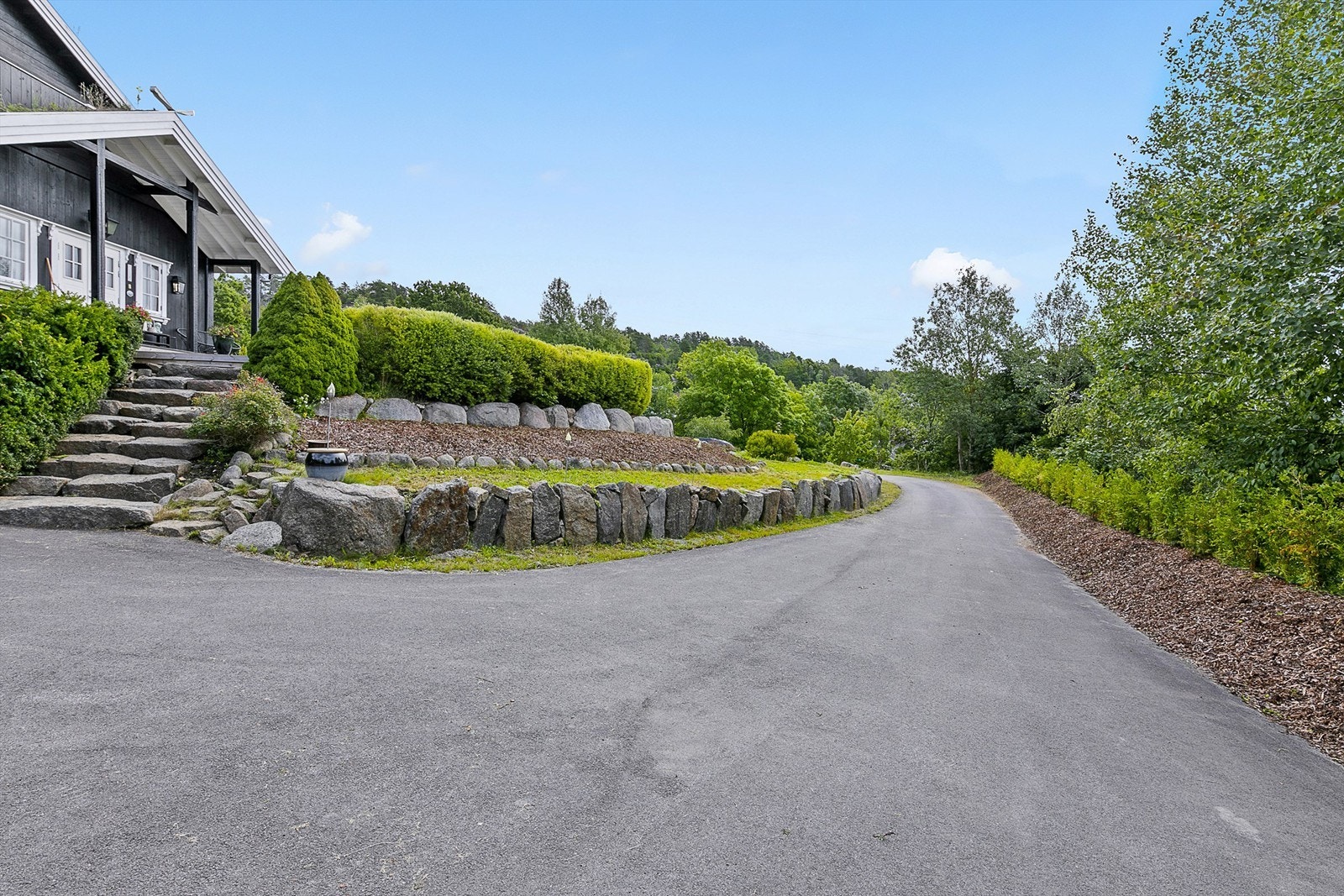 Meget romslig asfaltert innkjørsel / gårdsplass Galleribilde