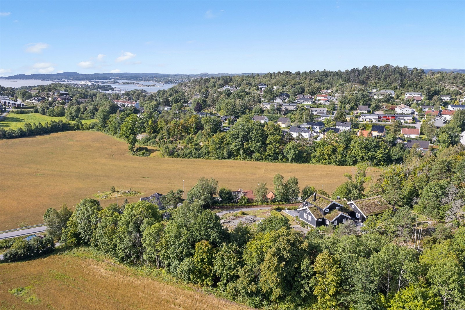 Eiendommen ligger høyt og fritt i terrenget Galleribilde