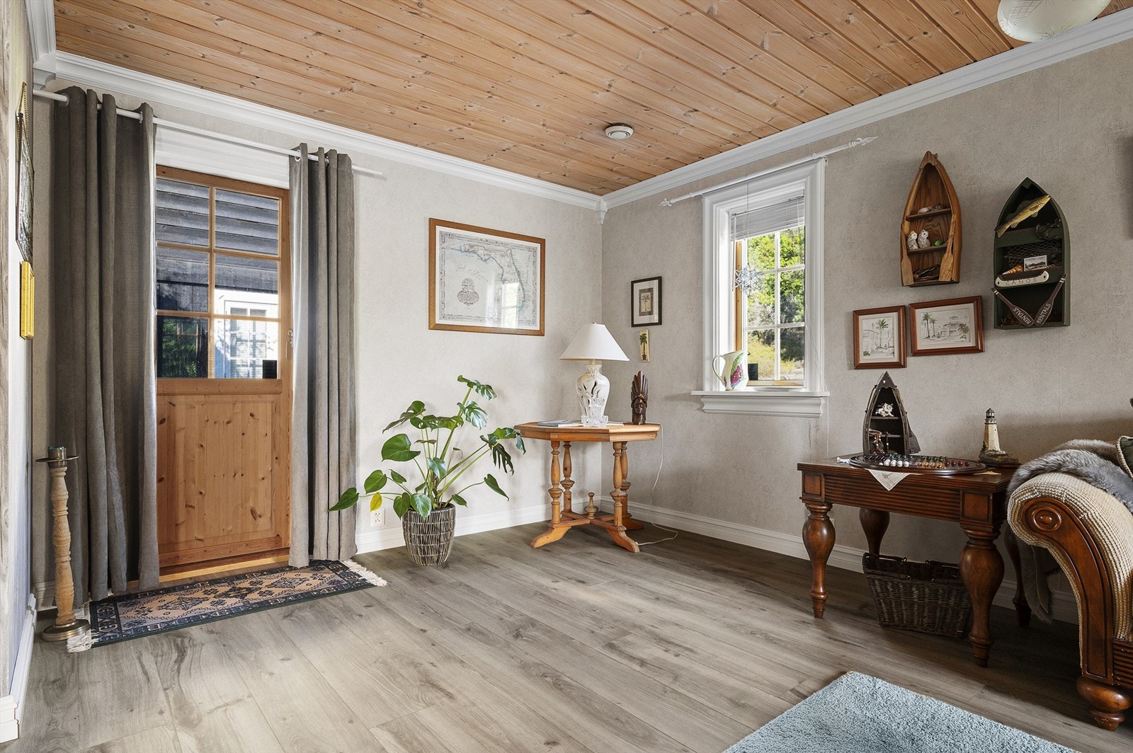 Stuen har utgang til uteplass Galleribilde