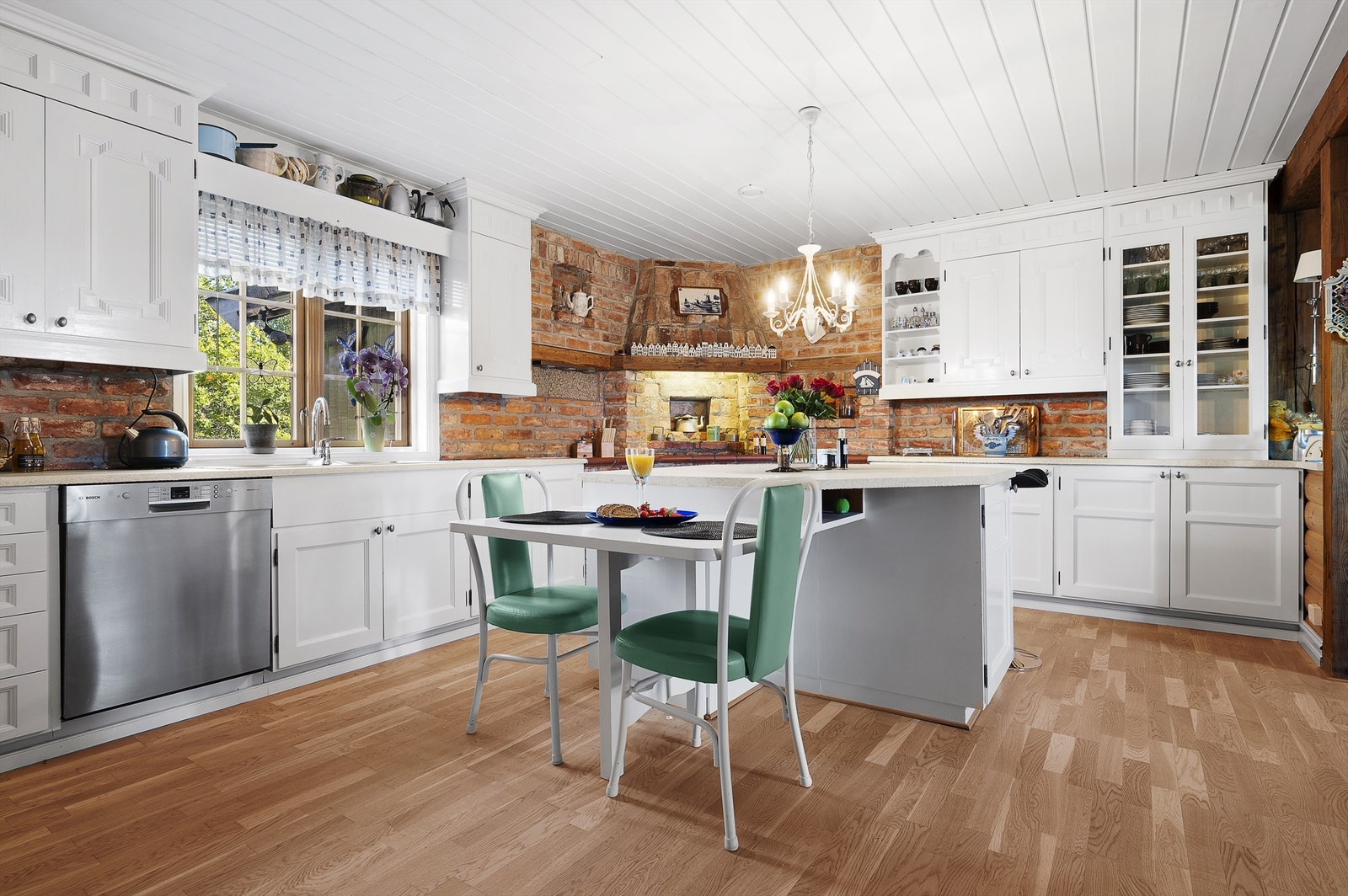 Godt med skap og benkeplass samt kjøkkenøy Galleribilde