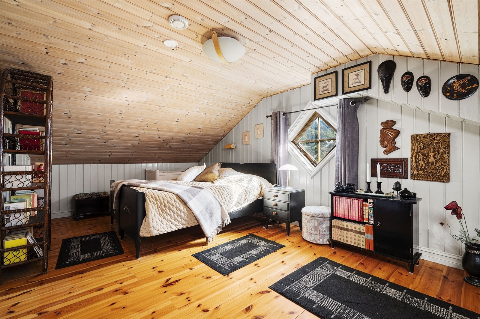 Soverom i "ungdomsavdeling" øverste etasje Galleribilde