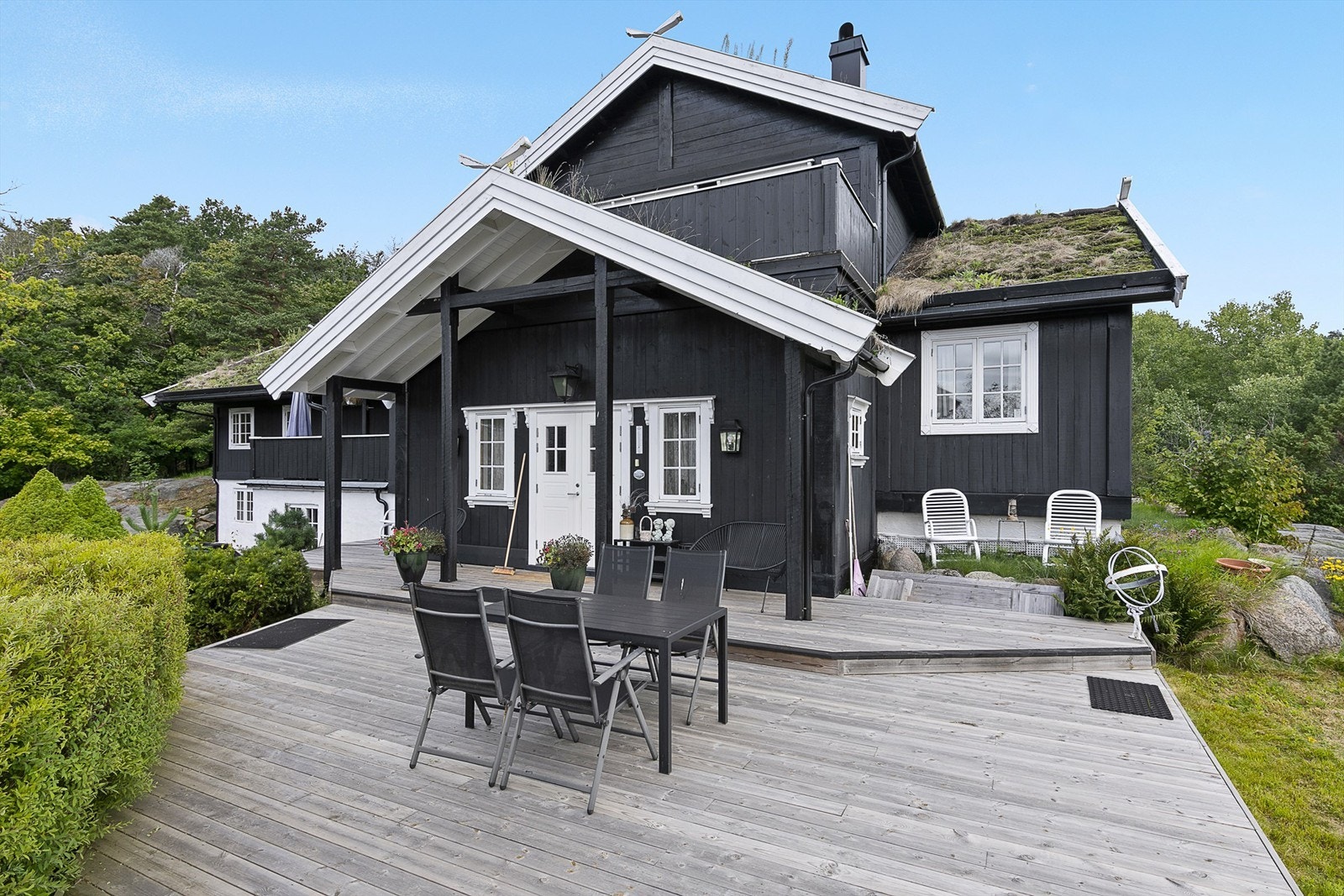 Boligen har flere terrasser og flotte uteområder Galleribilde