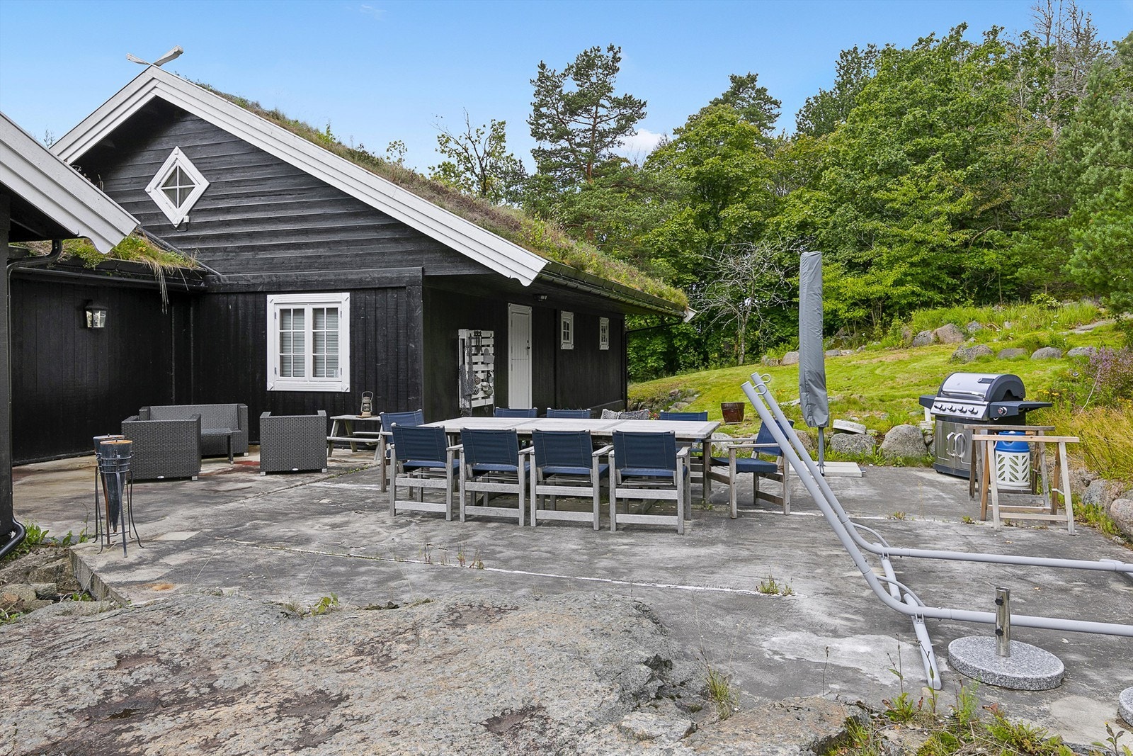 Fullstendig usjenert og solrik uteplass på husets nordside Galleribilde