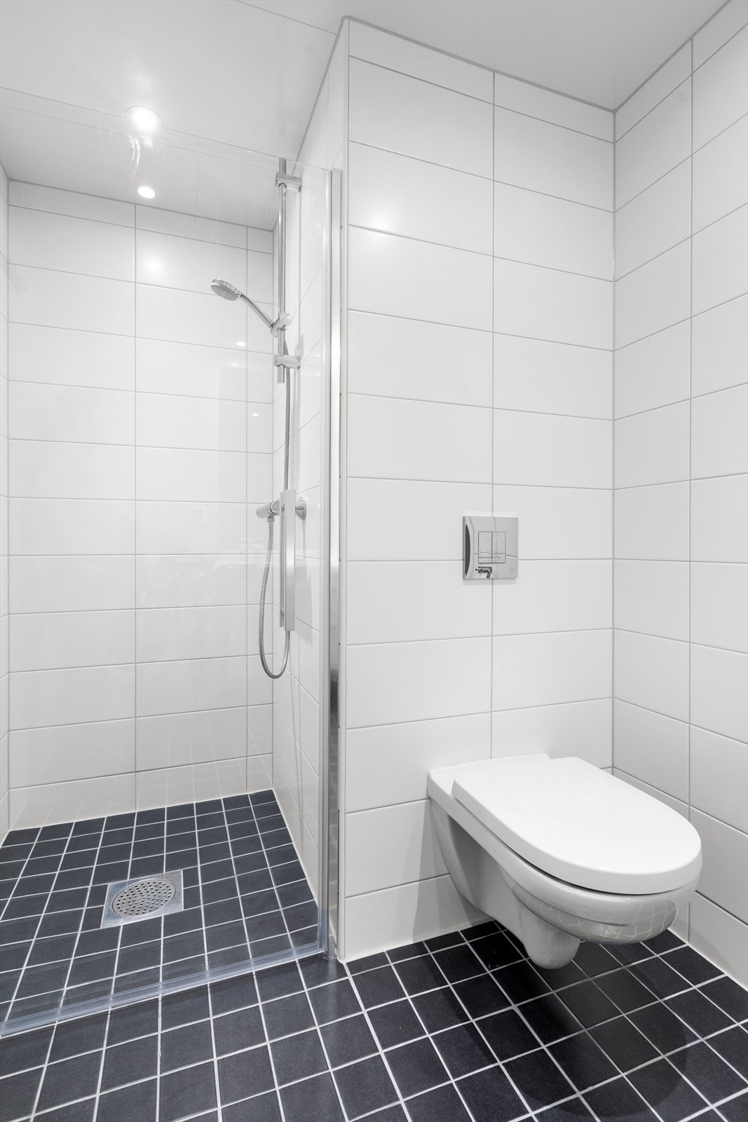 Badet i 2. etasje har dusjnisje Galleribilde