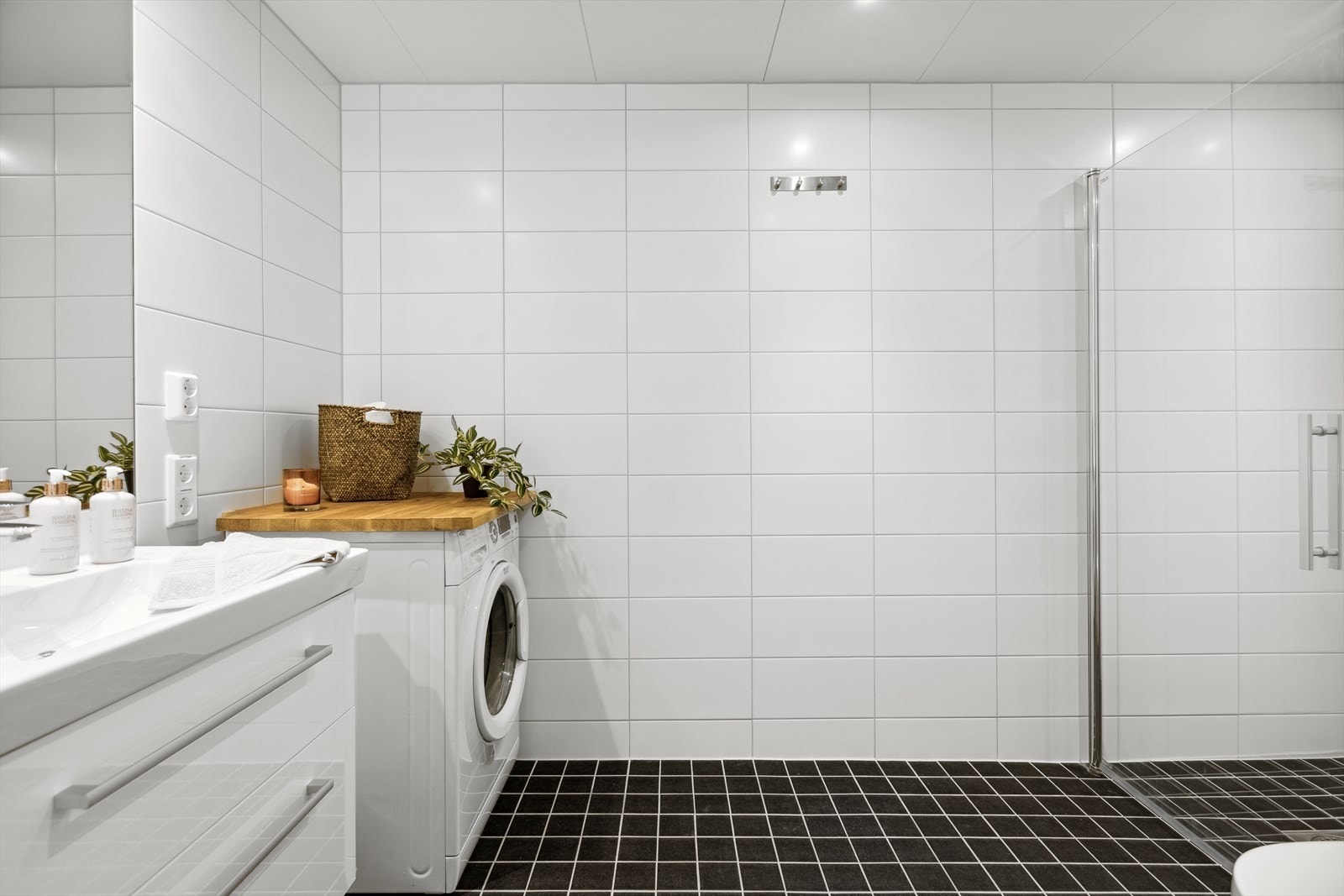 Lyst og delikat med plass til vaskemaskin Galleribilde