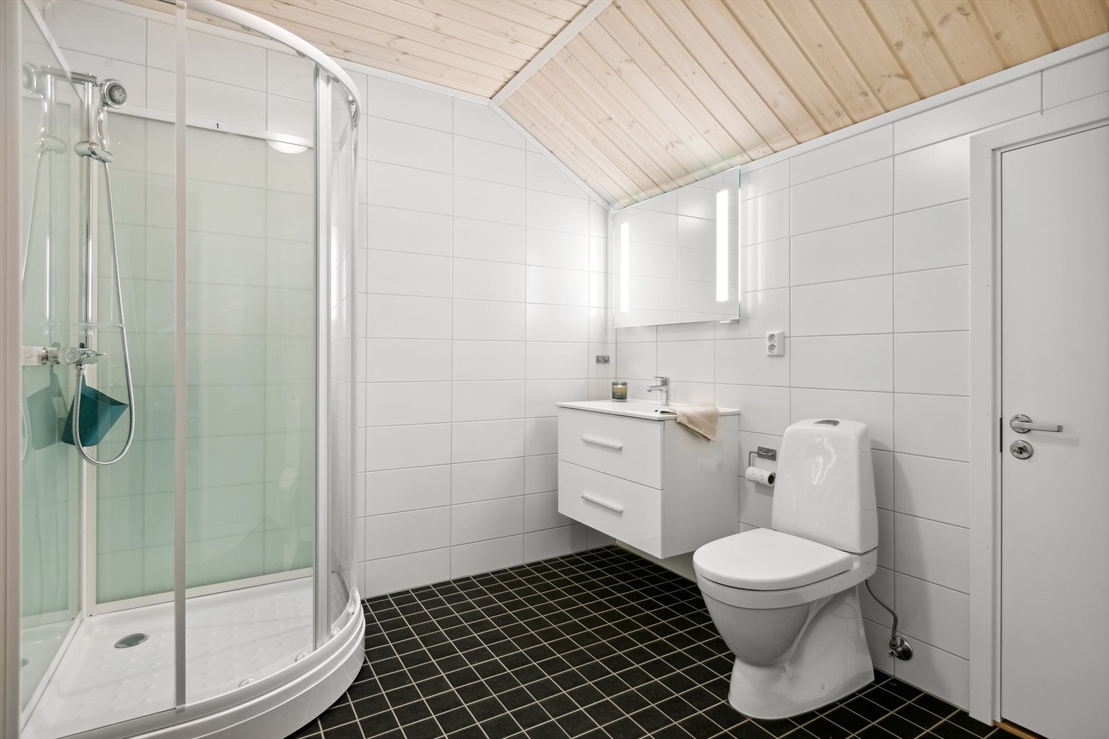 Badet i loftsetasjen med innenforliggende bodrom Galleribilde