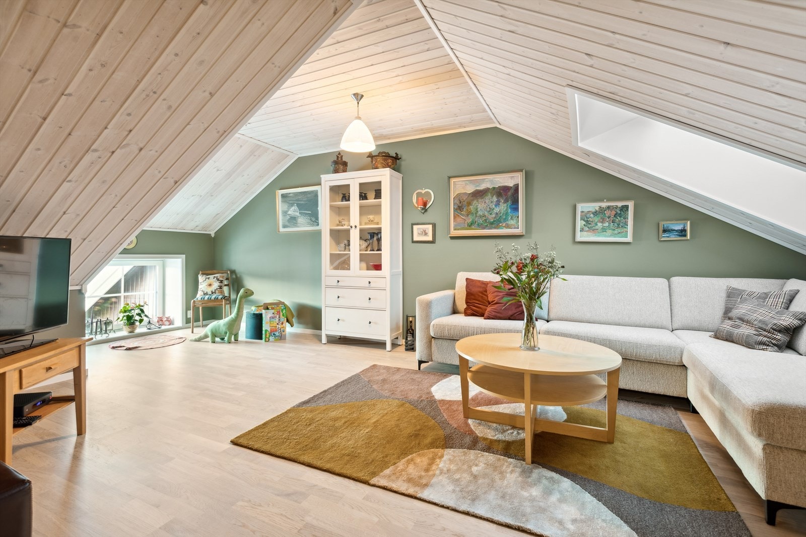 Romslig og hyggelig loftstue Galleribilde