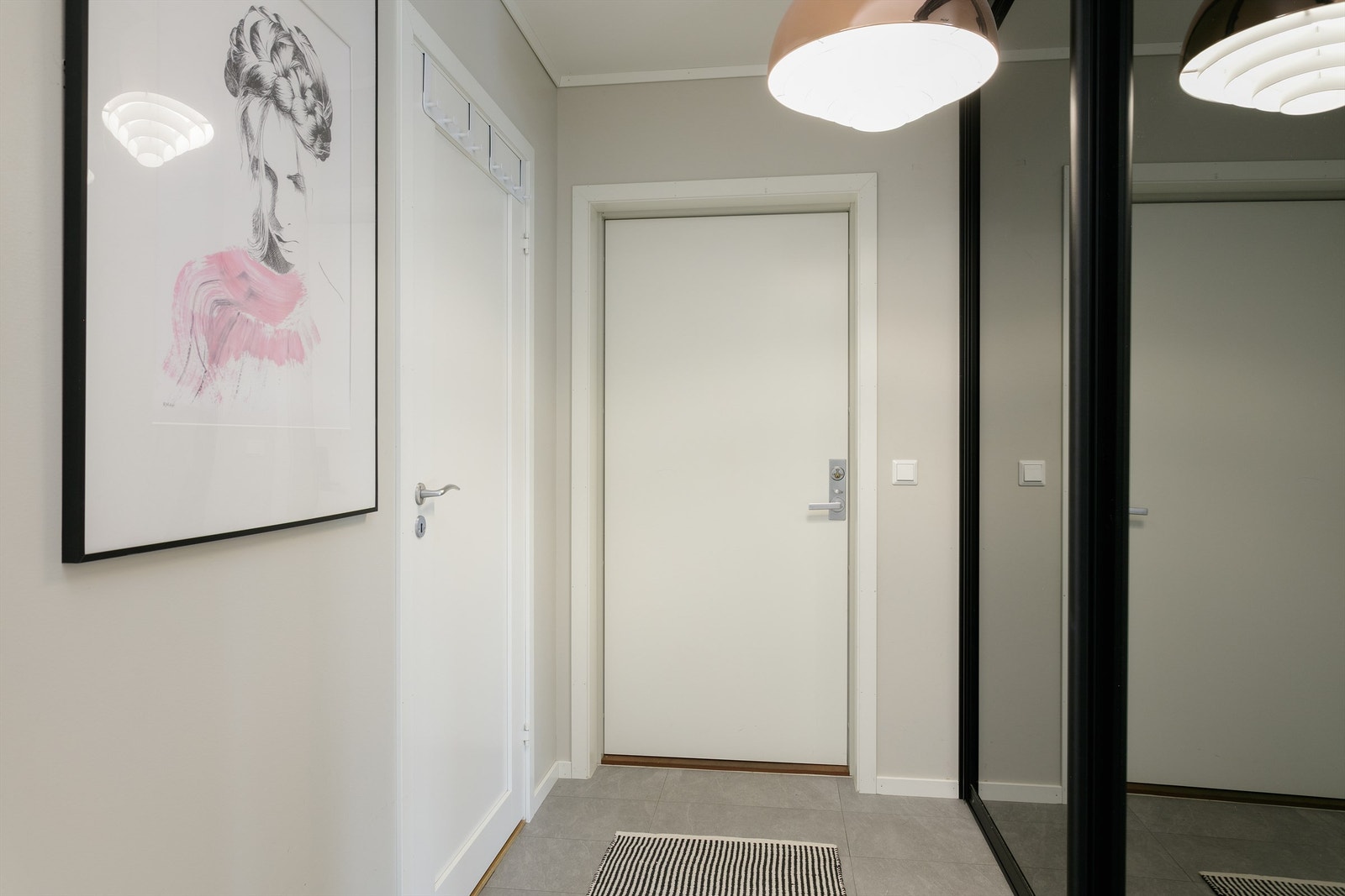 Entrè med skyvedørsgarderobe. Dør inn til bod med god lagringsplass. Galleribilde