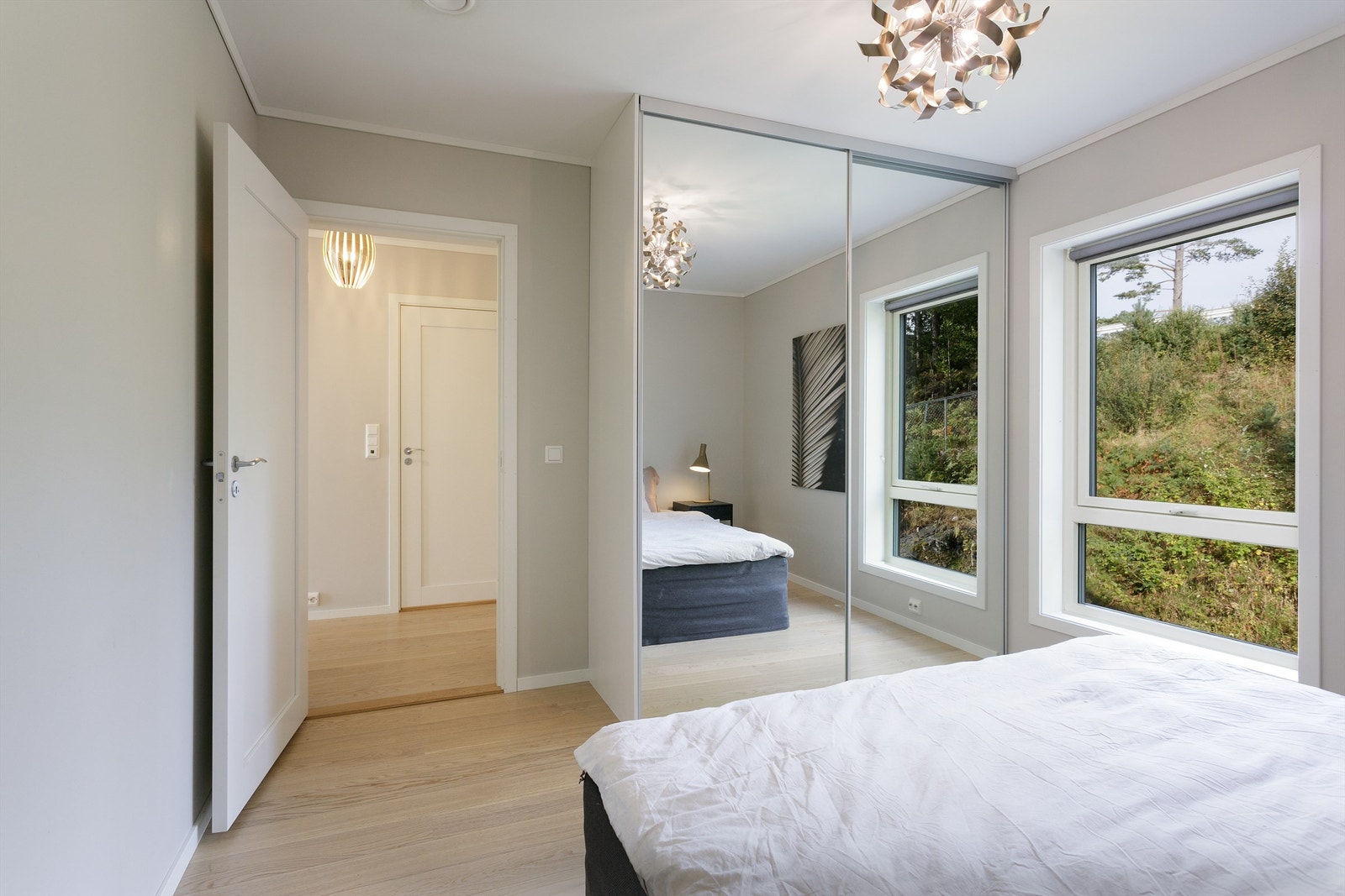 Hovedsoverommet er utstyrt med praktisk skyvedørsgarderobe med speildører. Galleribilde