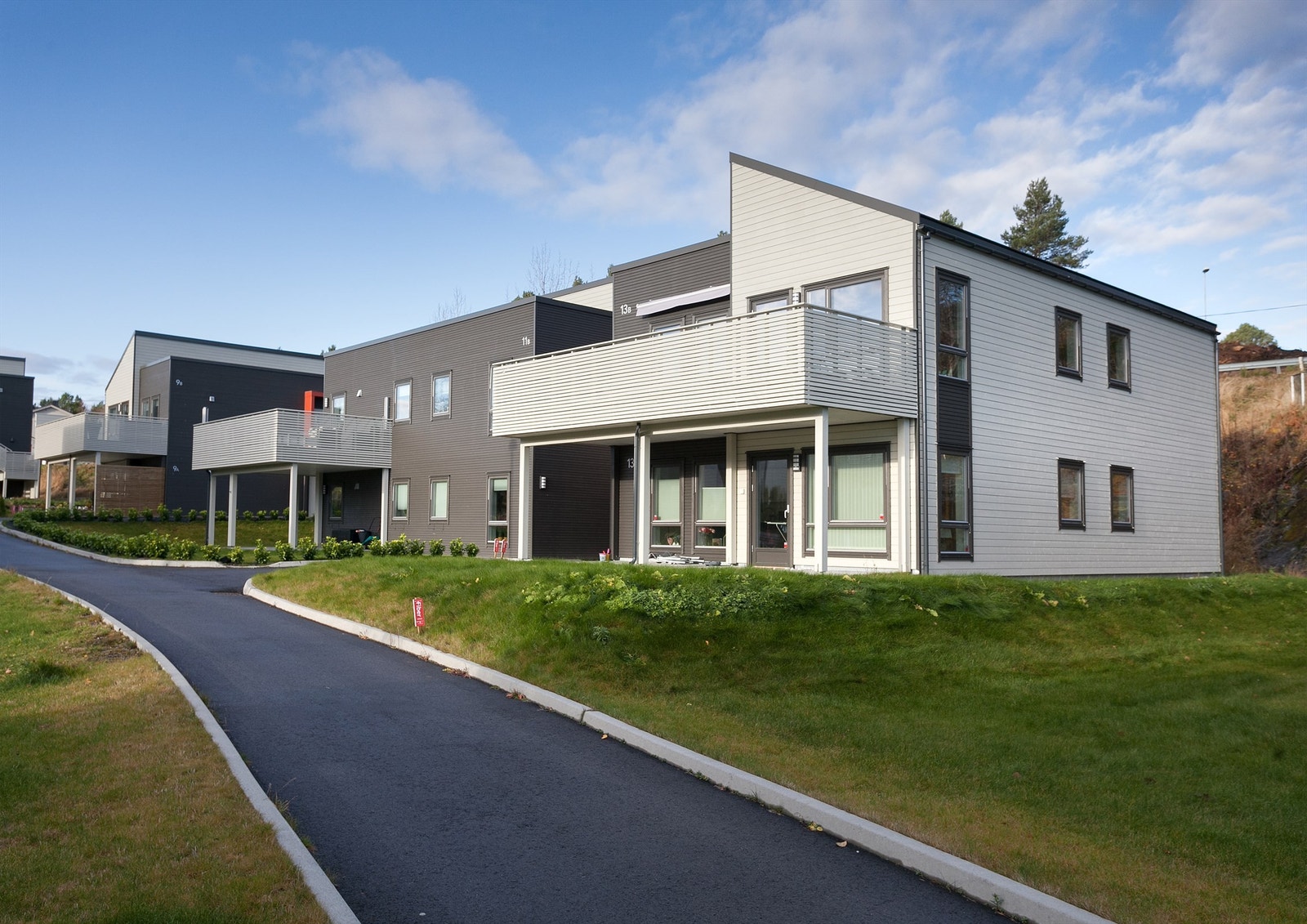 Leiligheten er fra 2016, og ligger i byggets 2. etasje. Leiligheten har en romslig sørvendt veranda. Galleribilde