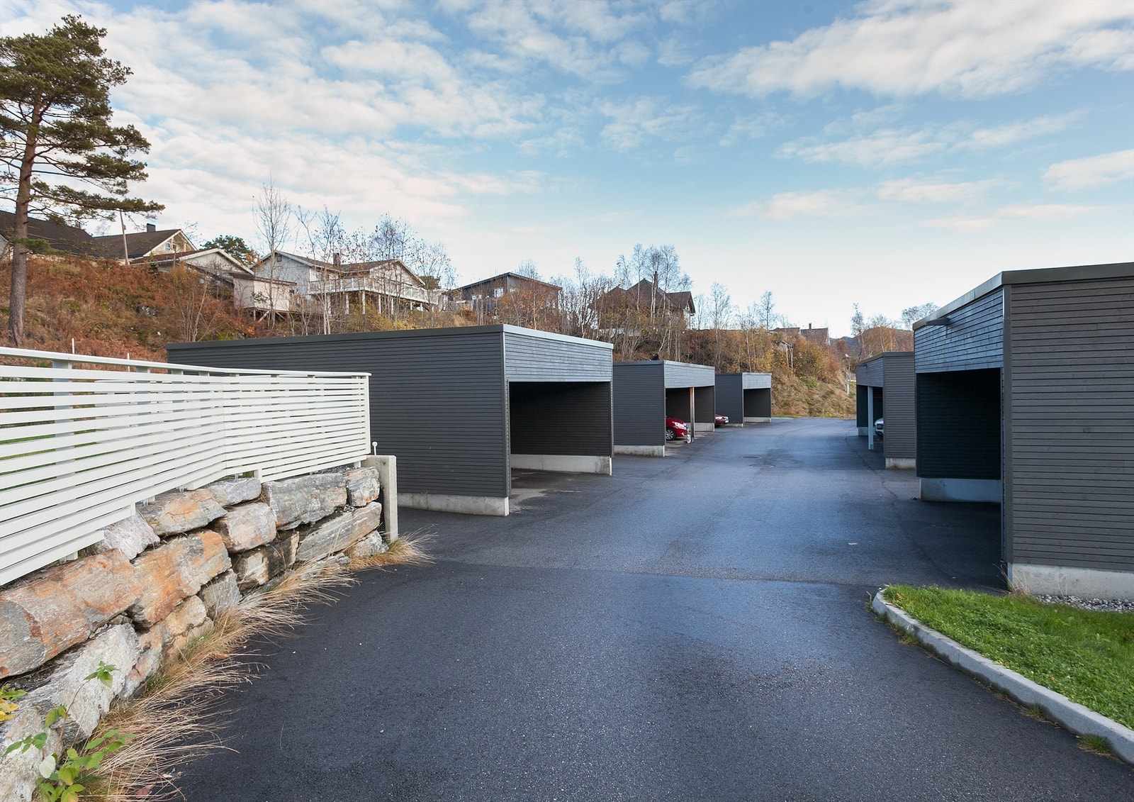 Seksjonen disponerer egen parkeringsplass i carport med sportsbod i bakkant. Opplegg for el-billading. Det er også andre parkeringsplasser for gjester og fastboende. Galleribilde