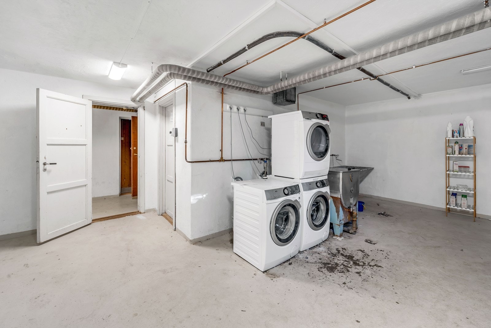 Vaskekjeller. Leiligheten har oppegg og plass til vaskemaskin. Galleribilde