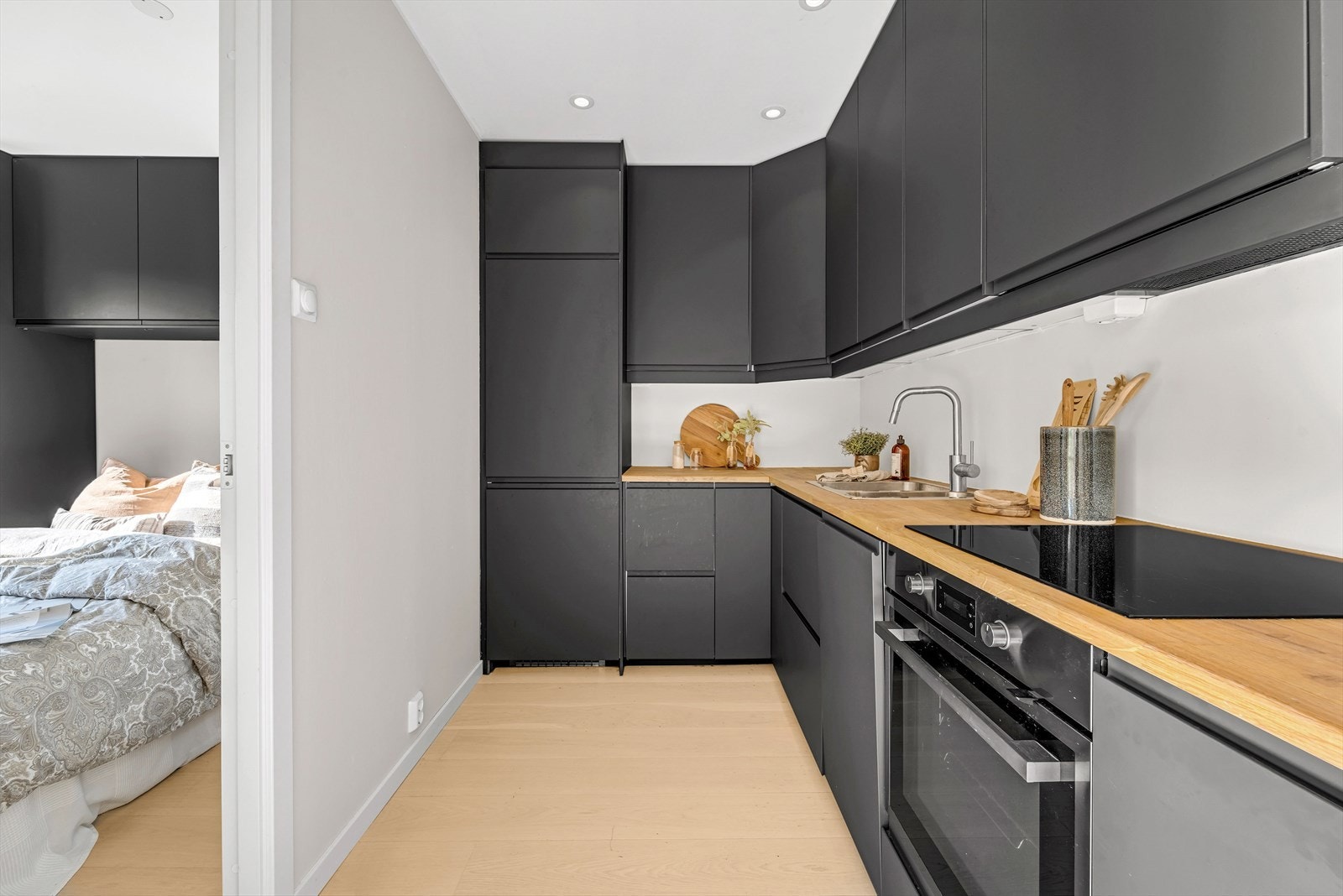 Kjøkkenet er utstyrt med platetopp, kum med ettgreps blandebatteri, ventilator, kjøl/fryseskap, ovn og oppvaskmaskin. Galleribilde