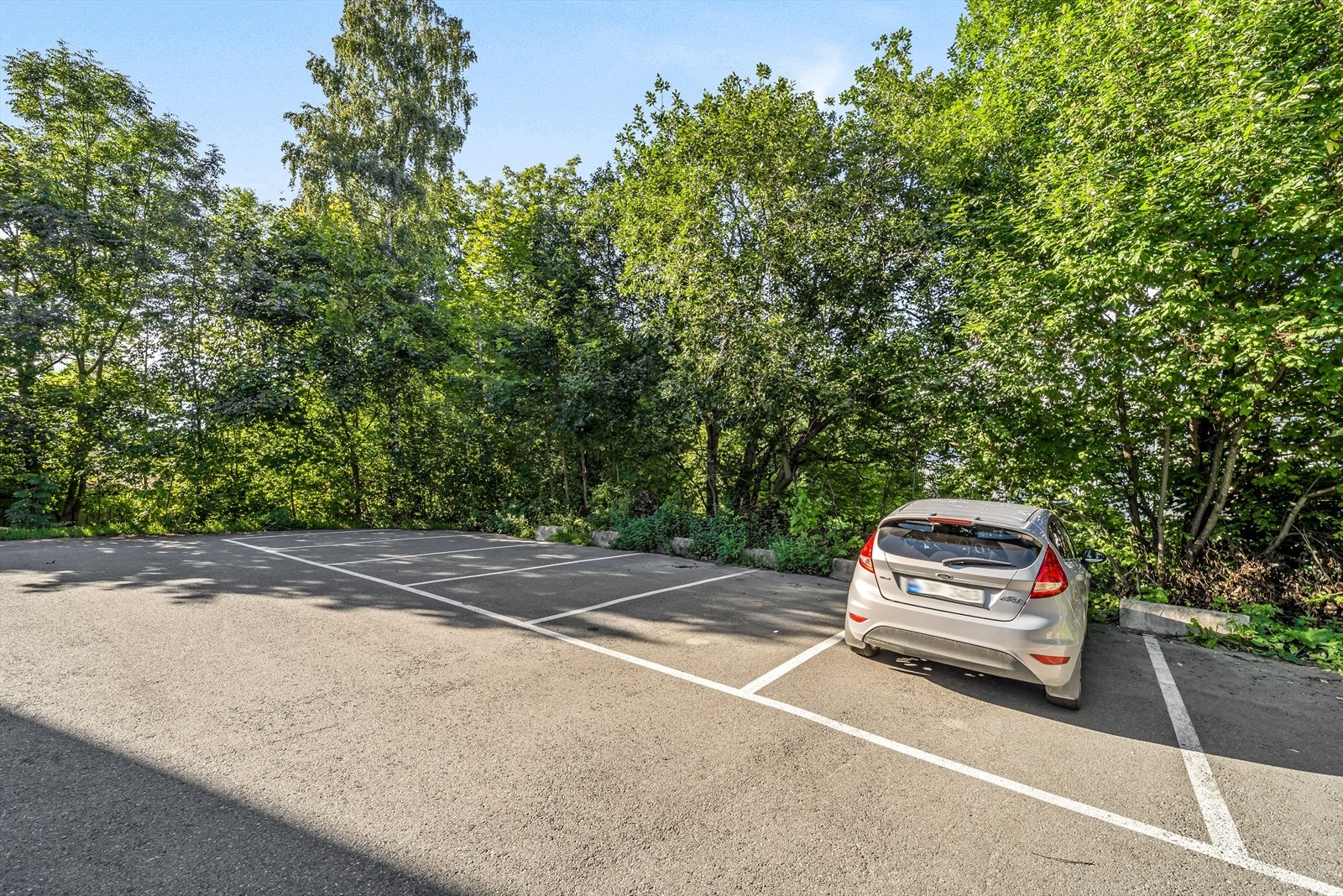 Bilparkering skal kun skje på oppmerkede parkeringsplasser. Det er kun parkering for beboerne. Ingen av beboerne kan påberope seg en fast parkeringsplass. Galleribilde