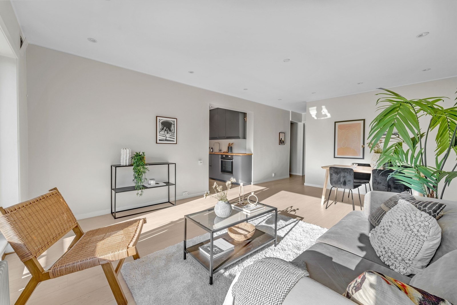 Stuen har god plass til å innrede med tv og oppbevaringsmøblement. Galleribilde